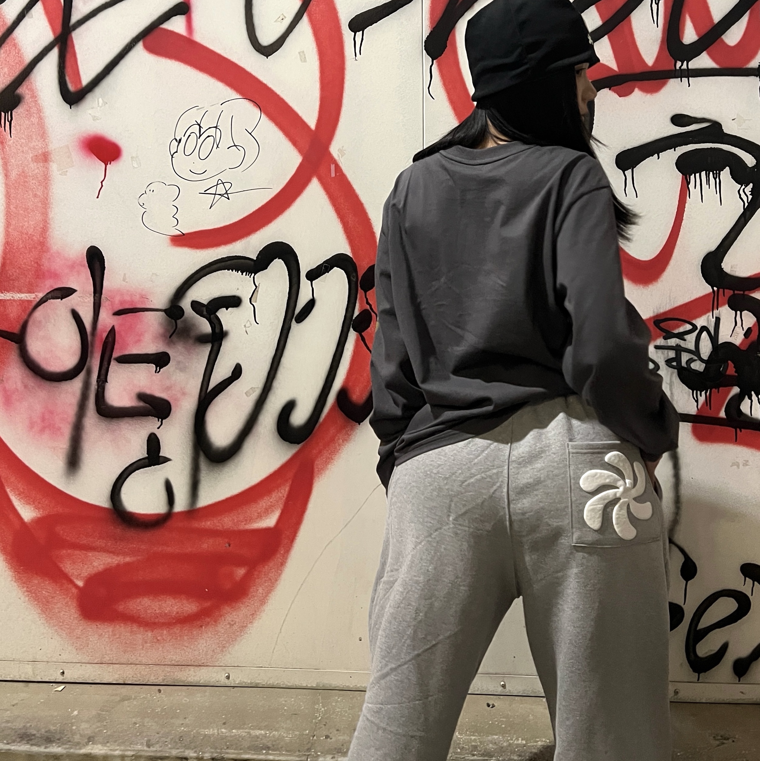 AMOU Spiral One Tuck Pants Gray, AMOU Spiral One Tuck Pants Black 착용 스타일 - 1