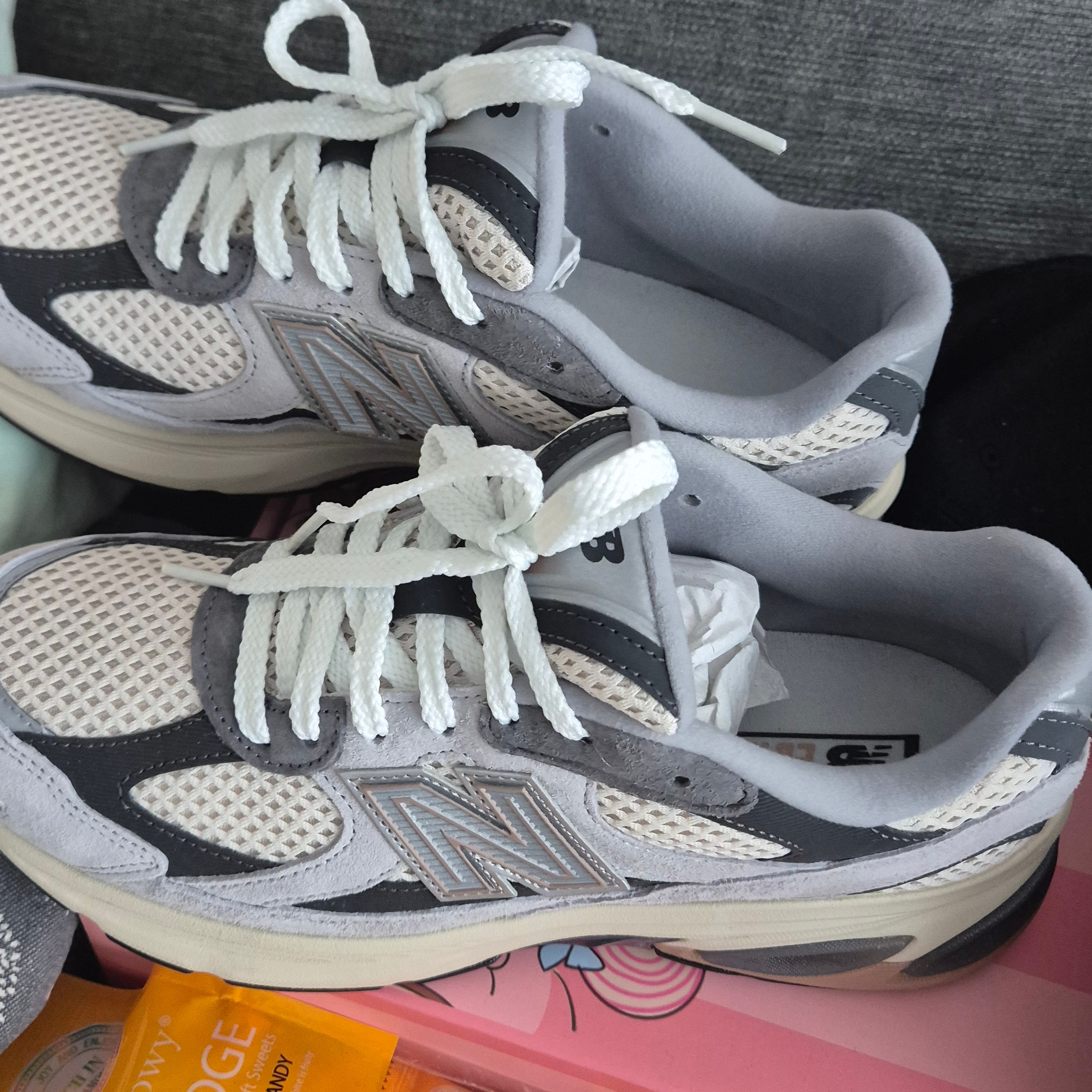 New Balance 2010 Brighton Grey Linen 착용 스타일