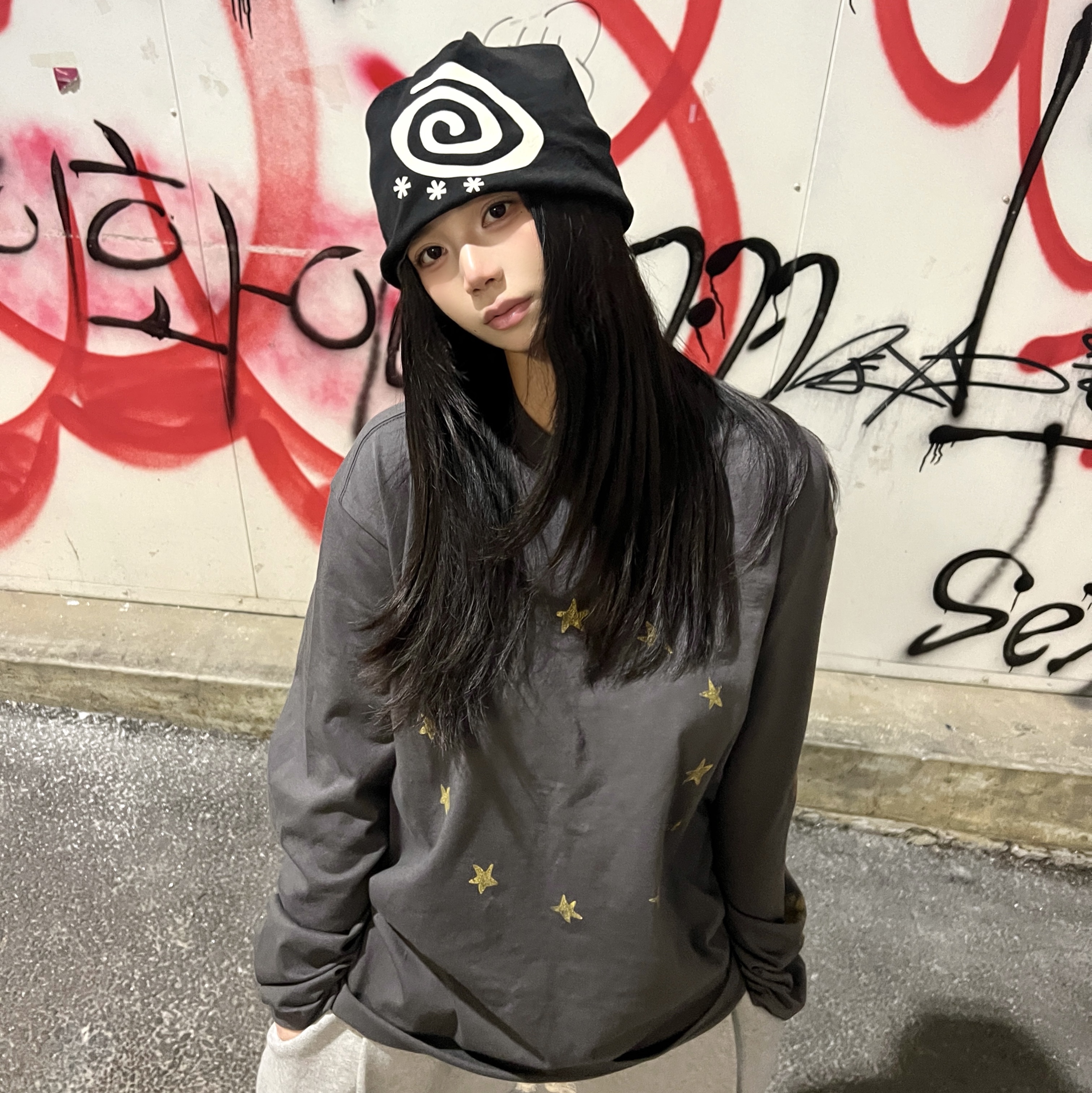 AMOU Star Circle Long Sleeve Charcoal, AMOU Reversible Stripe Beanie Black 착용 스타일