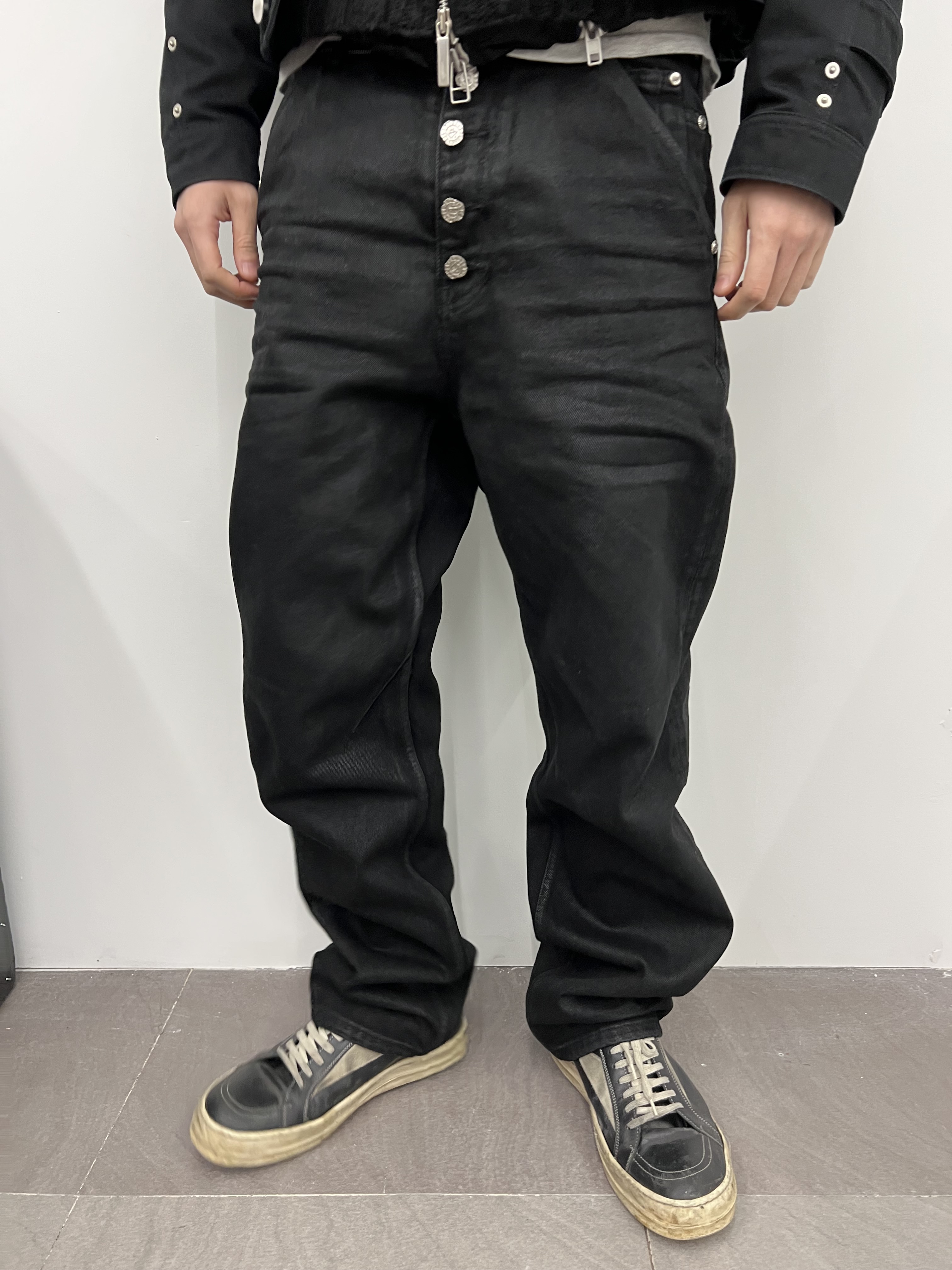 PACOSPLY Rwm Jeans Waxed Black, Rick Owens Vintage Sneakers in Full Grain Calf Leather And Velour Suede Black Milk Milk 착용 스타일 - 1