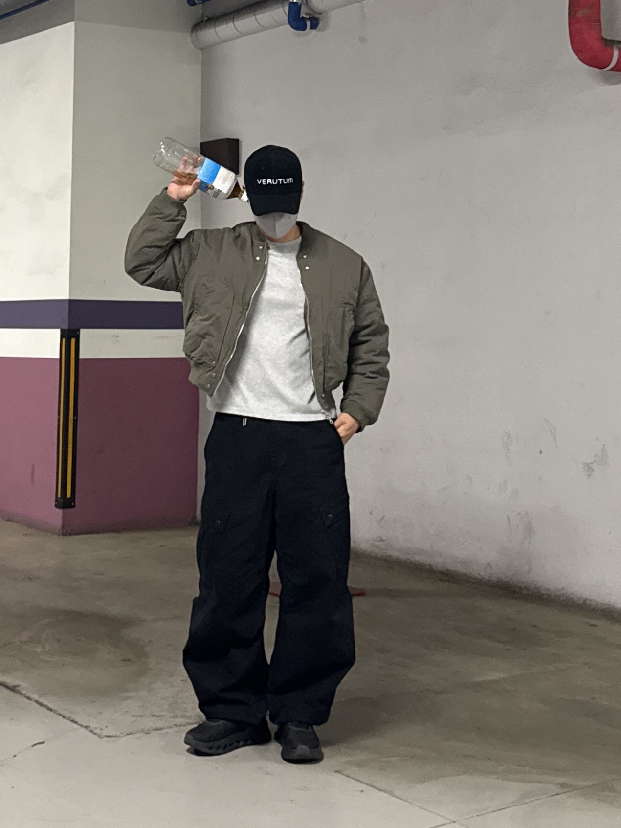 VERUTUM BC210CD Funky Serif Verutum Coduroy Ball Cap Navy, On Running Cloudtilt Eclipse Black 착용 스타일 - 4