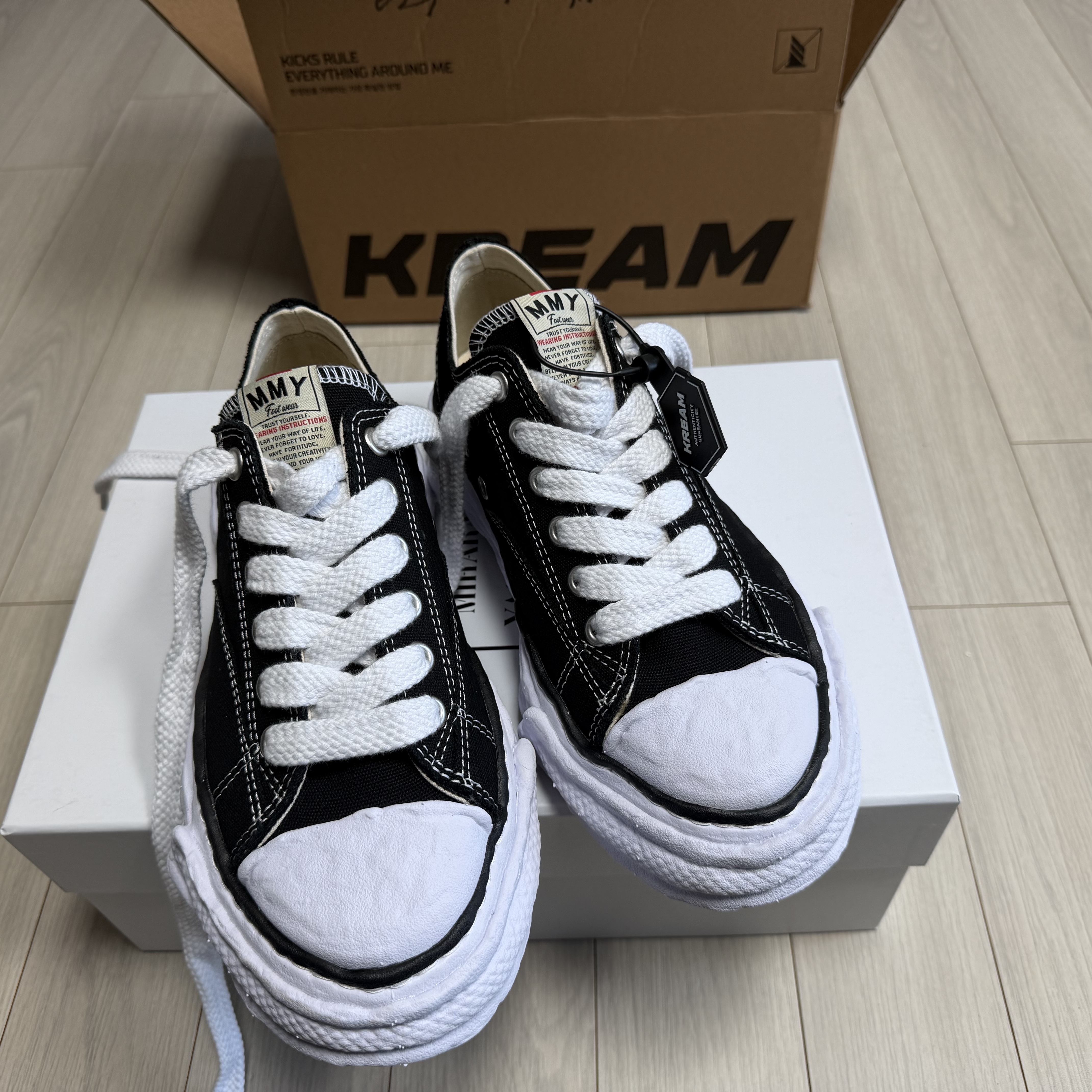 Maison Mihara Yasuhiro Peterson23 OG Sole Canvas Low-top Sneakers Black 착용 스타일