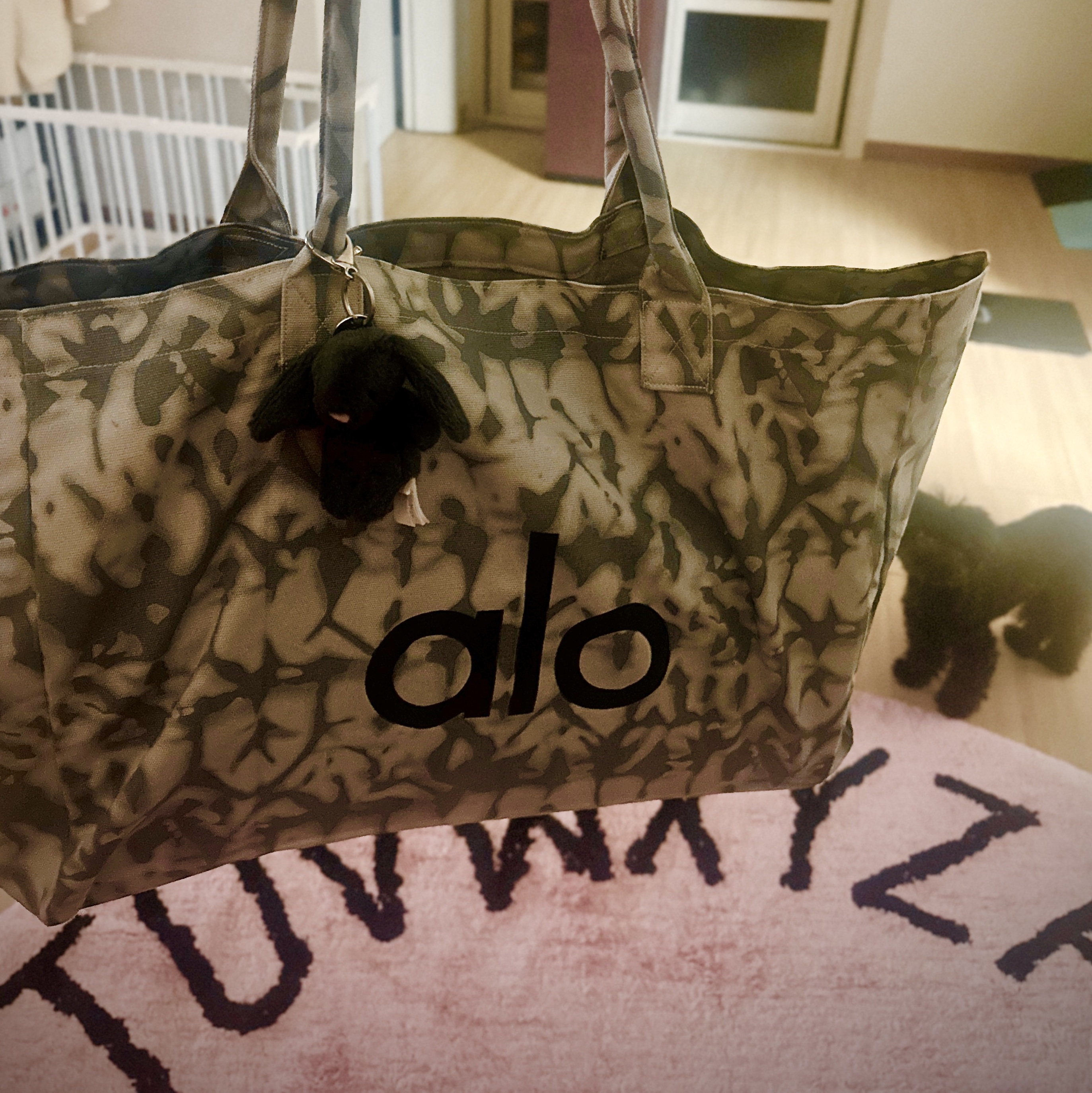 Alo Yoga Iconic Shopper Tote Bag Grey Tiedye 착용 스타일