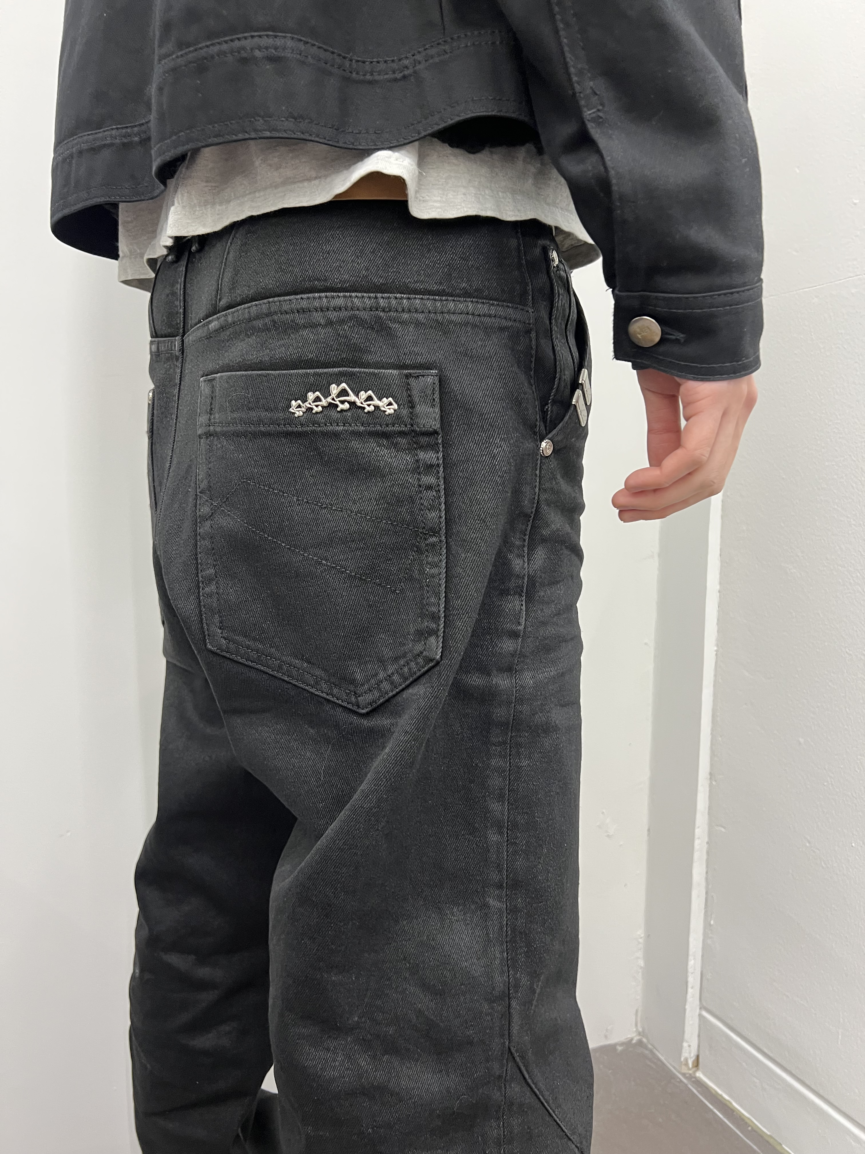 PACOSPLY Rwm Jeans Waxed Black, Rick Owens Vintage Sneakers in Full Grain Calf Leather And Velour Suede Black Milk Milk 착용 스타일 - 2