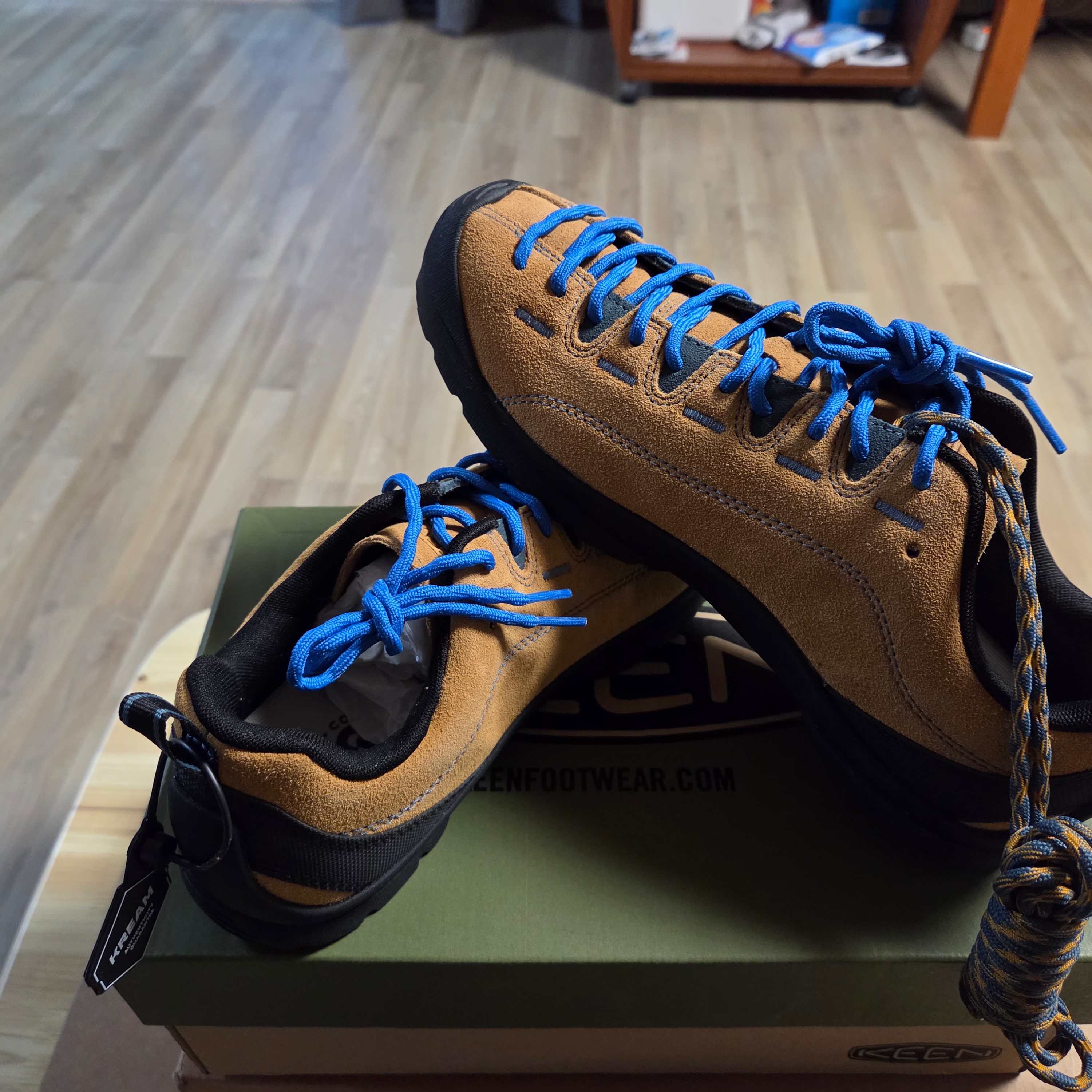 (W) Keen Jasper Suede Sneakers Camel 착용 스타일
