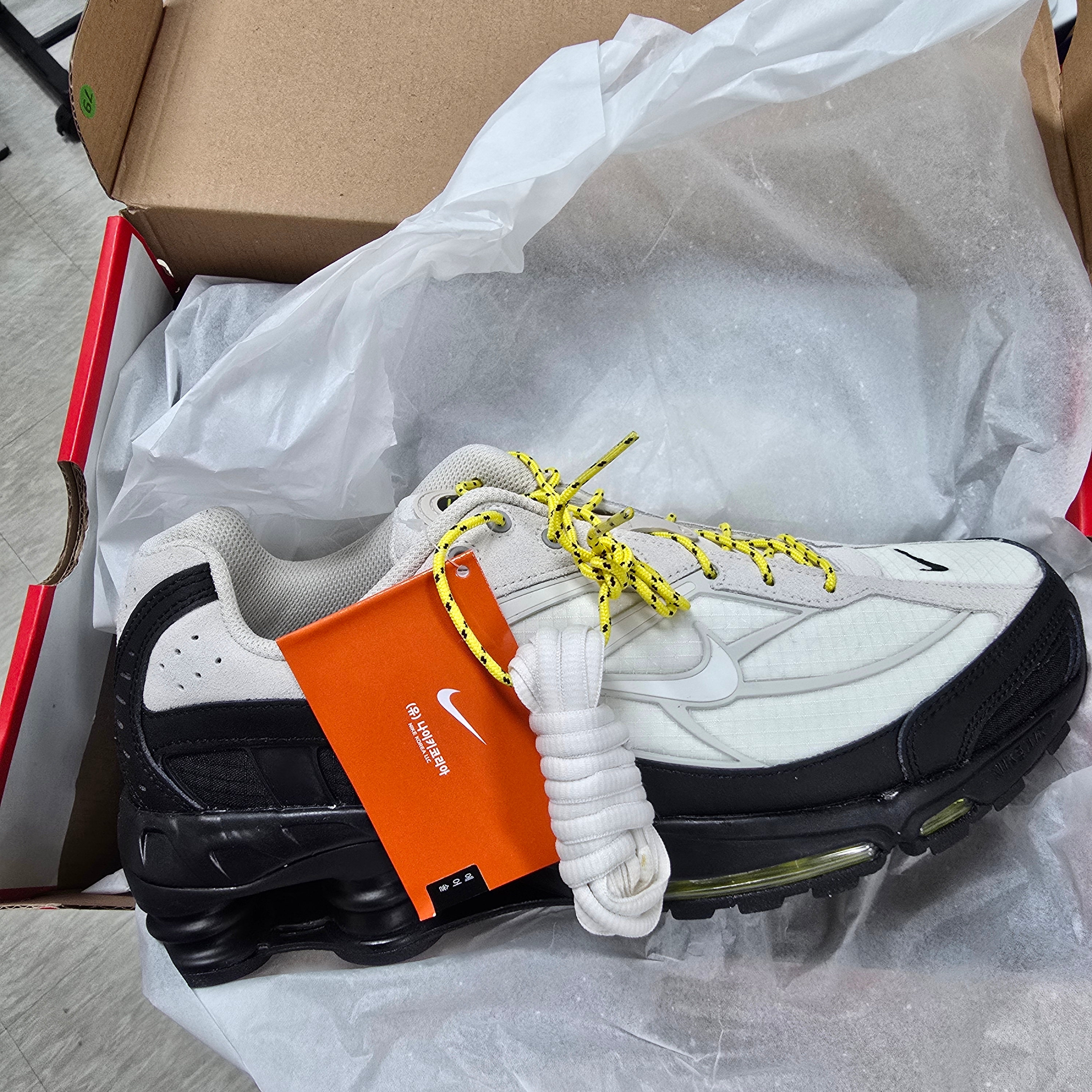 Nike Shox Ride 2 Black and Phantom 착용 스타일