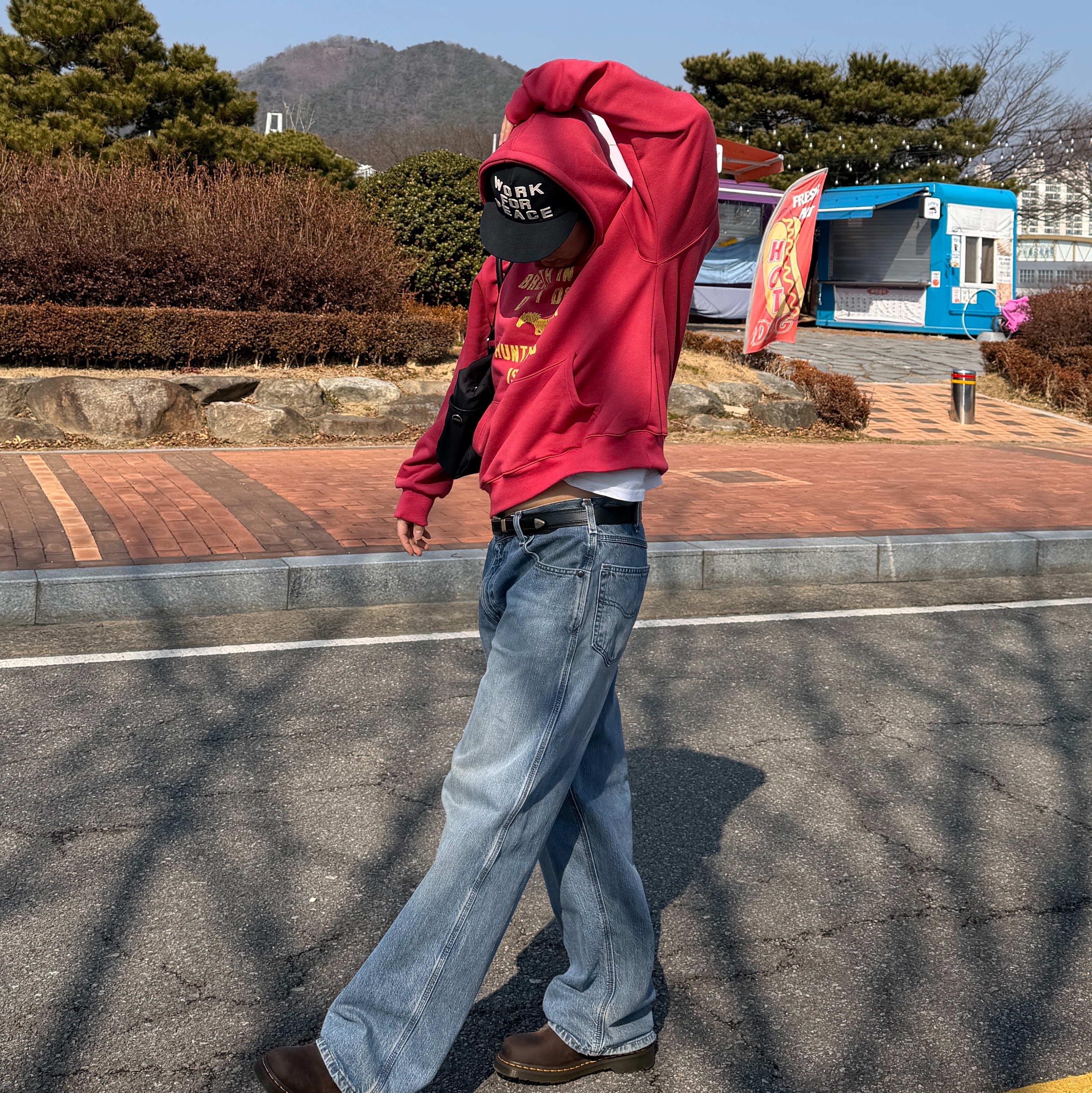 AMOU Vintage Horse Hoodie Coral Red, AMOU Vintage Horse Hoodie Black 착용 스타일 - 3