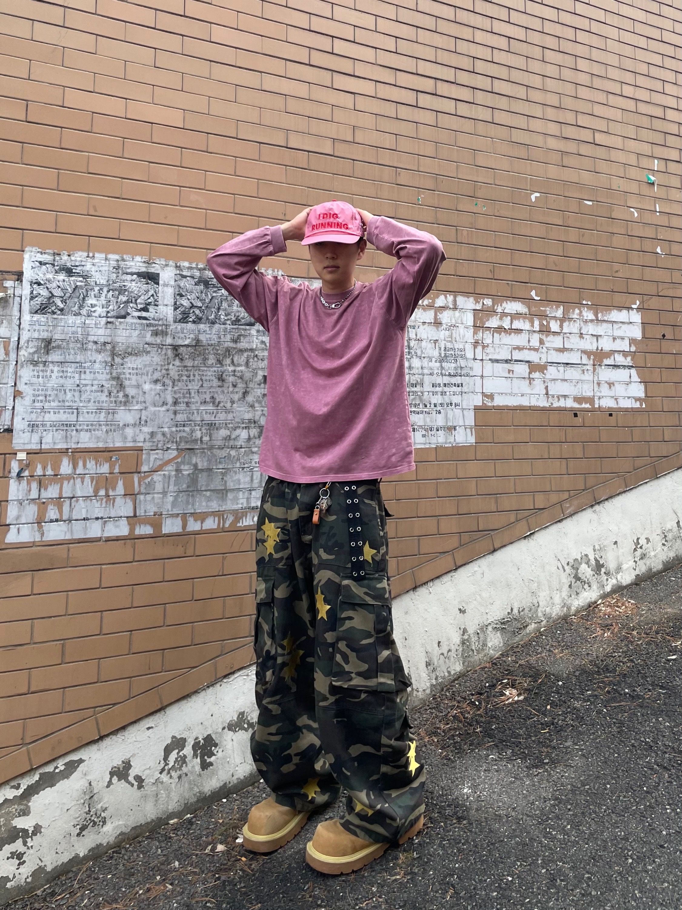 Alex Zono I Dig Running Trucker Pink, SOULESURES BOLD BELUGA Dune Camel 착용 스타일 - 5