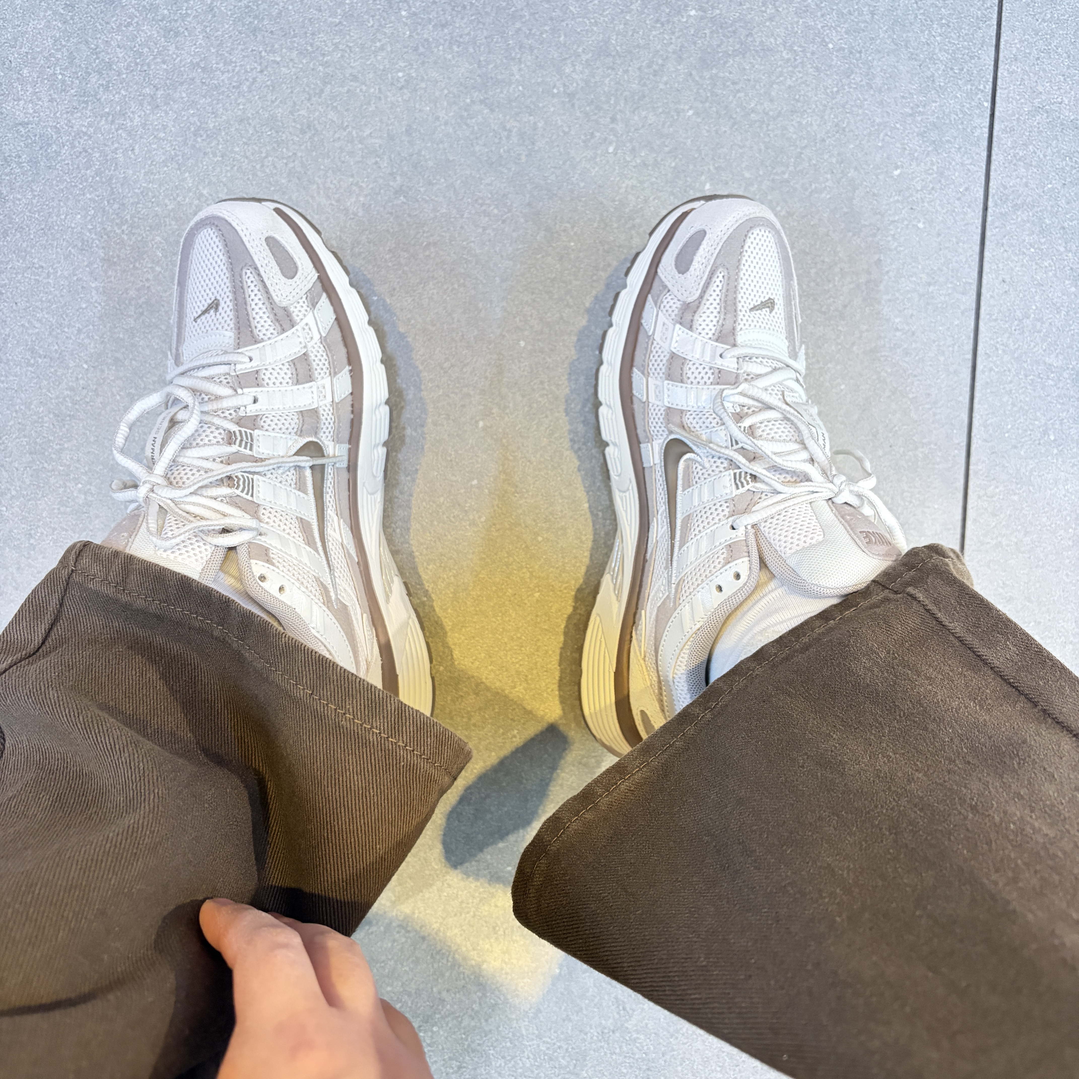 (W) Nike P-6000 Phantom College Grey 착용 스타일 - 1