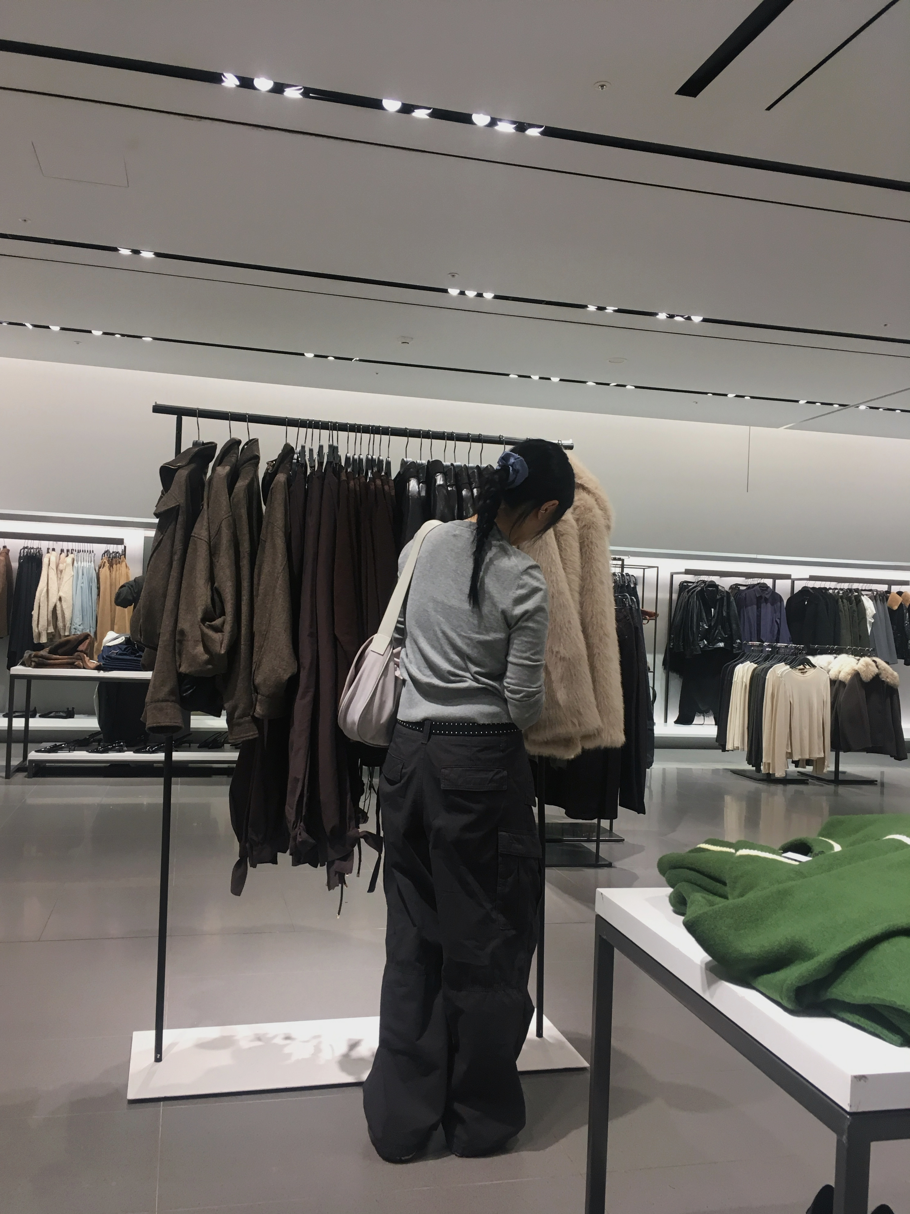 New Balance 530 Steel Grey, Matin Kim Big Buckle Bag Light Grey 착용 스타일 - 2