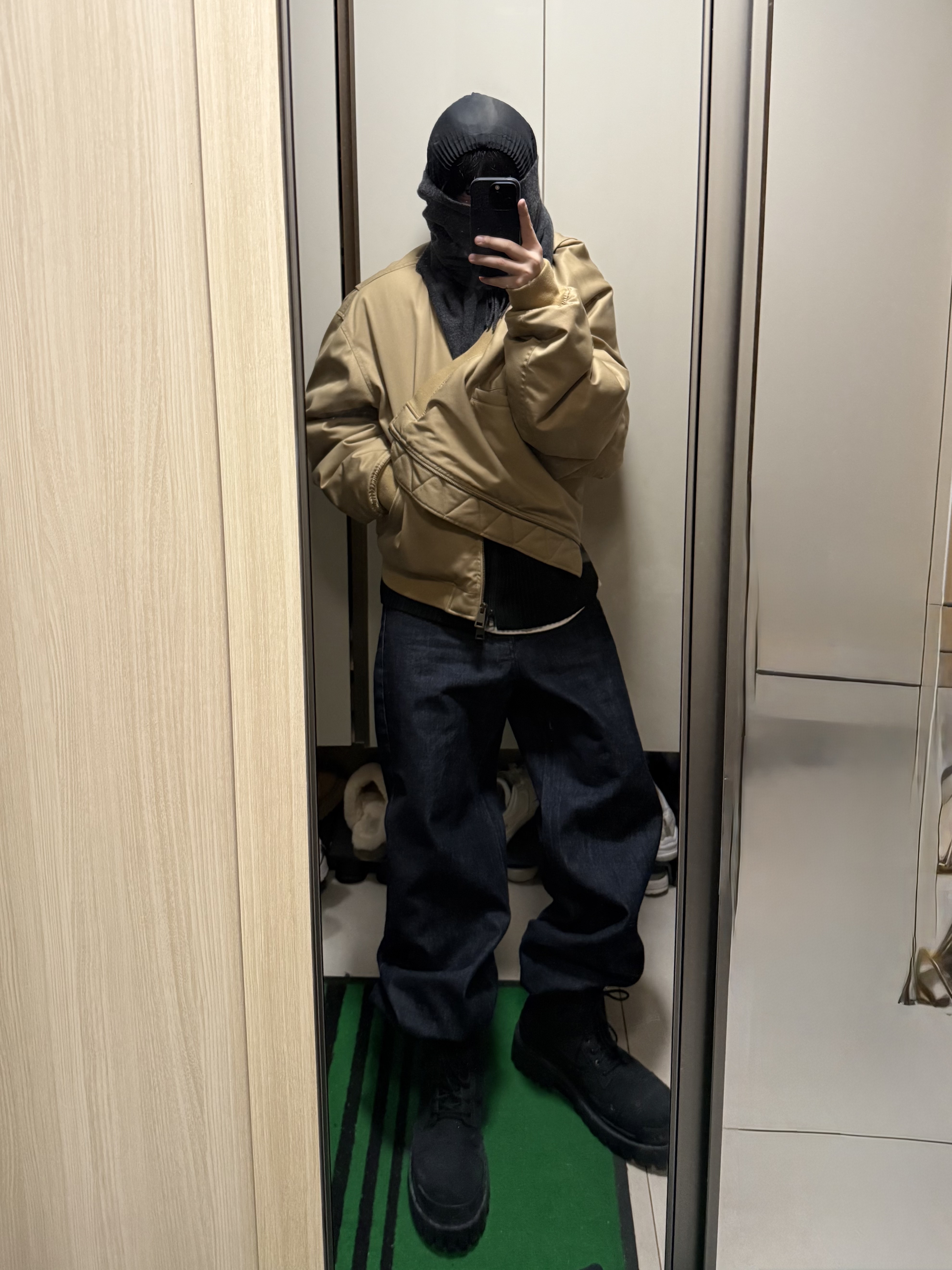 Balenciaga Rubber Mold Closed Black, CDG '84-85 Staff Blouson Black 착용 스타일 - 4