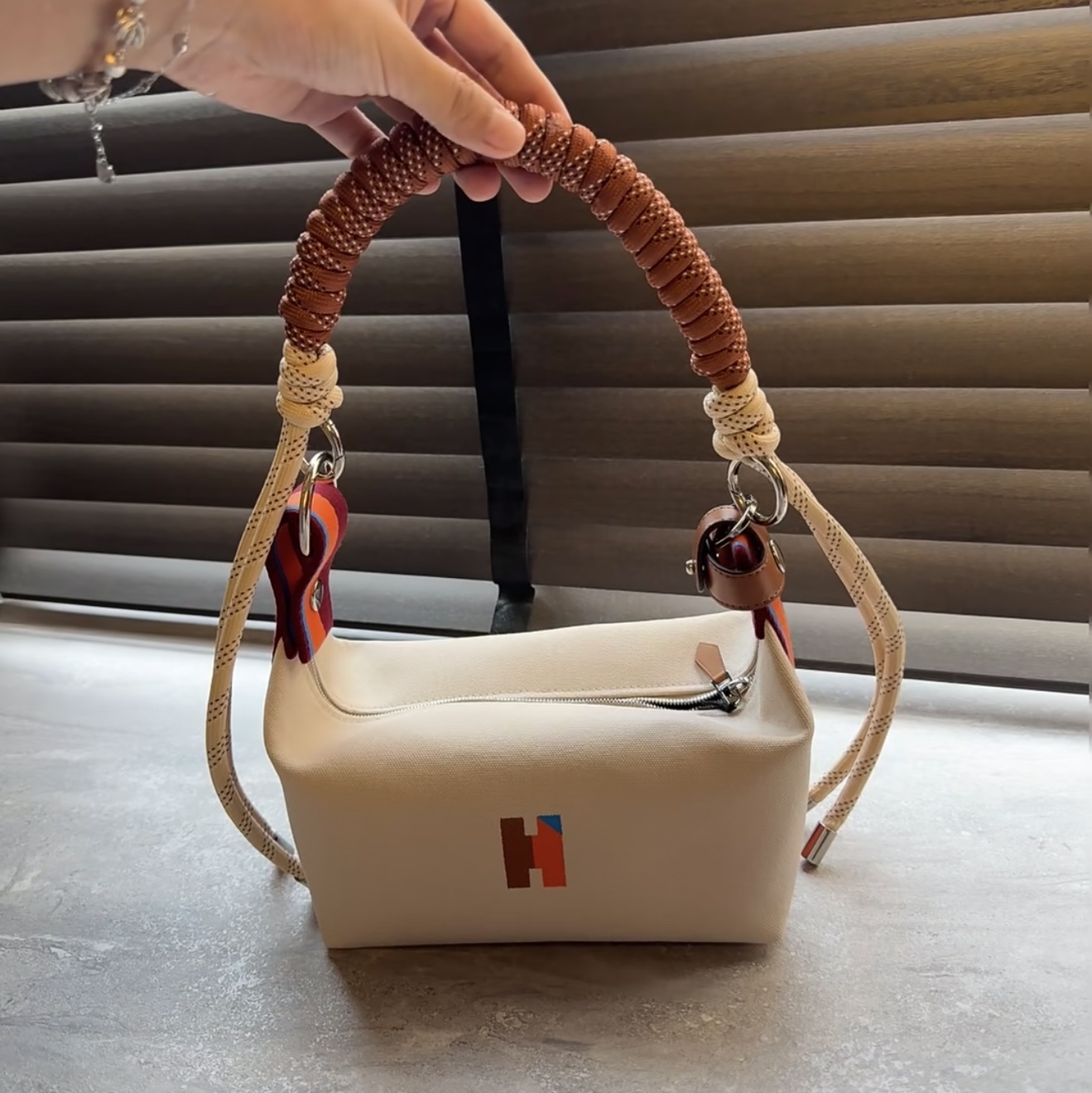 Hermes Small Bride-A-Brac H Pavillon case Canvas & Naturel 착용 스타일 - 1