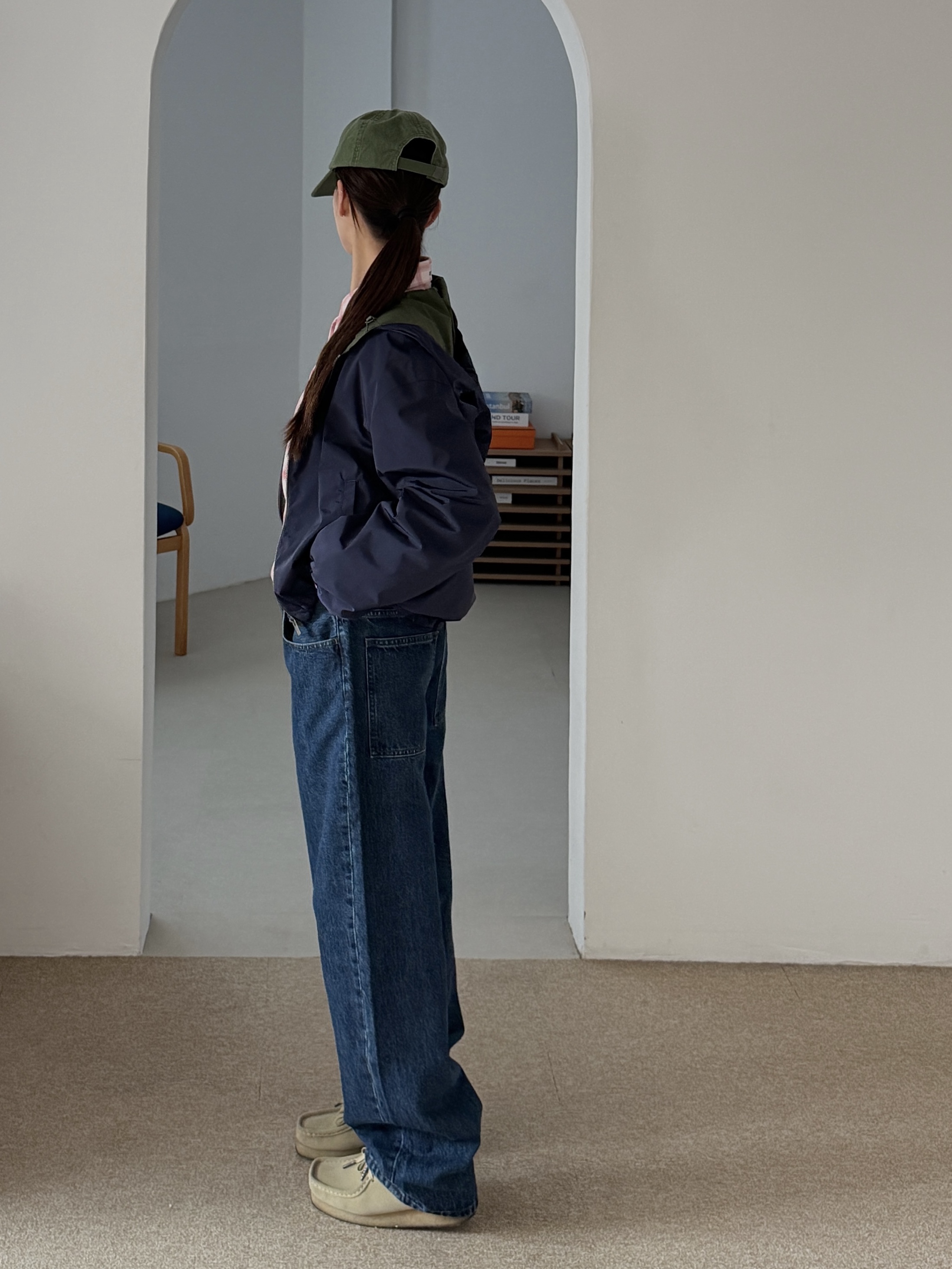 (W) Clarks Wallabee Maple Suede, Uniqlo x JW Anderson Baggy Jeans Blue 착용 스타일 - 8