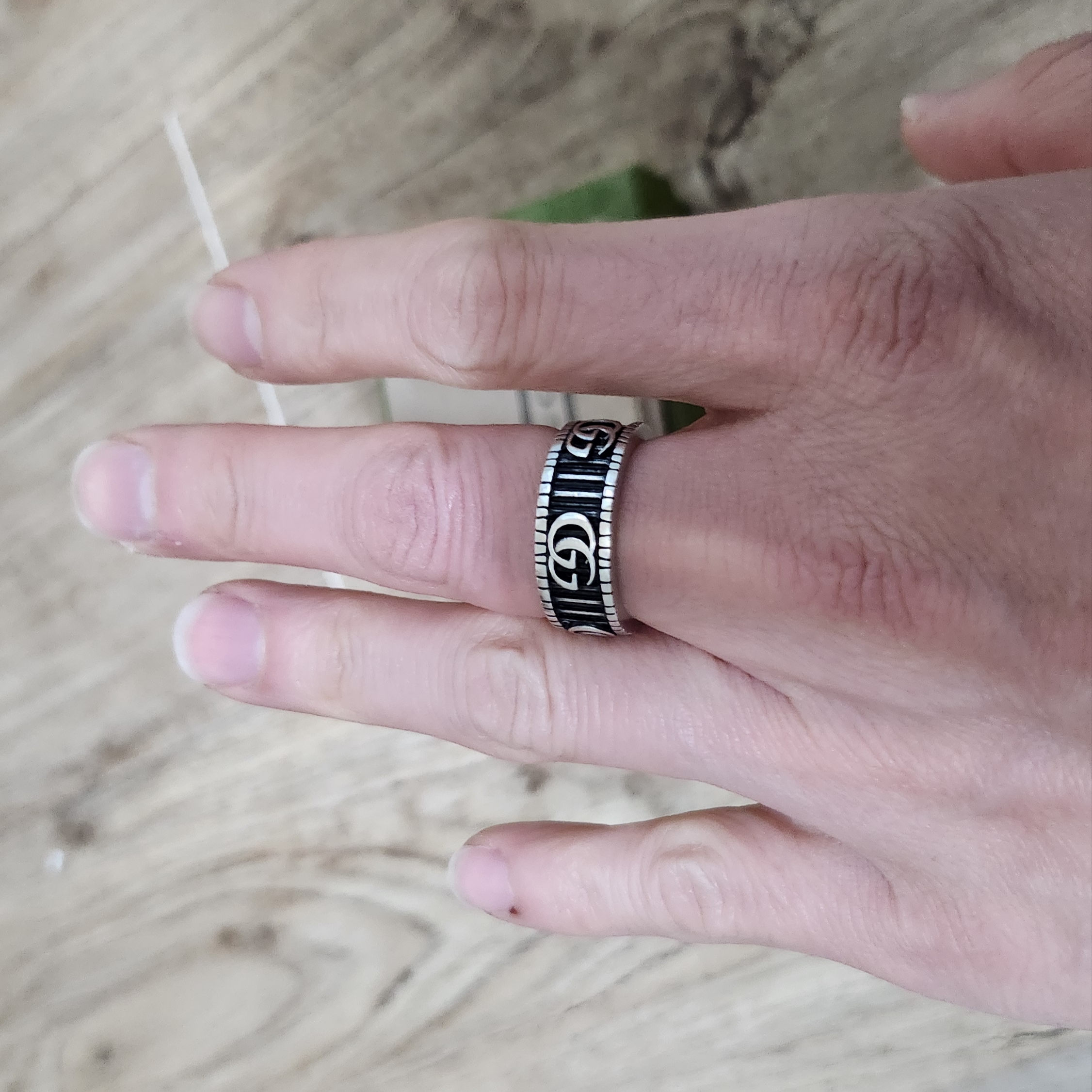 Gucci Ring with Double G Silver 착용 스타일 - 5