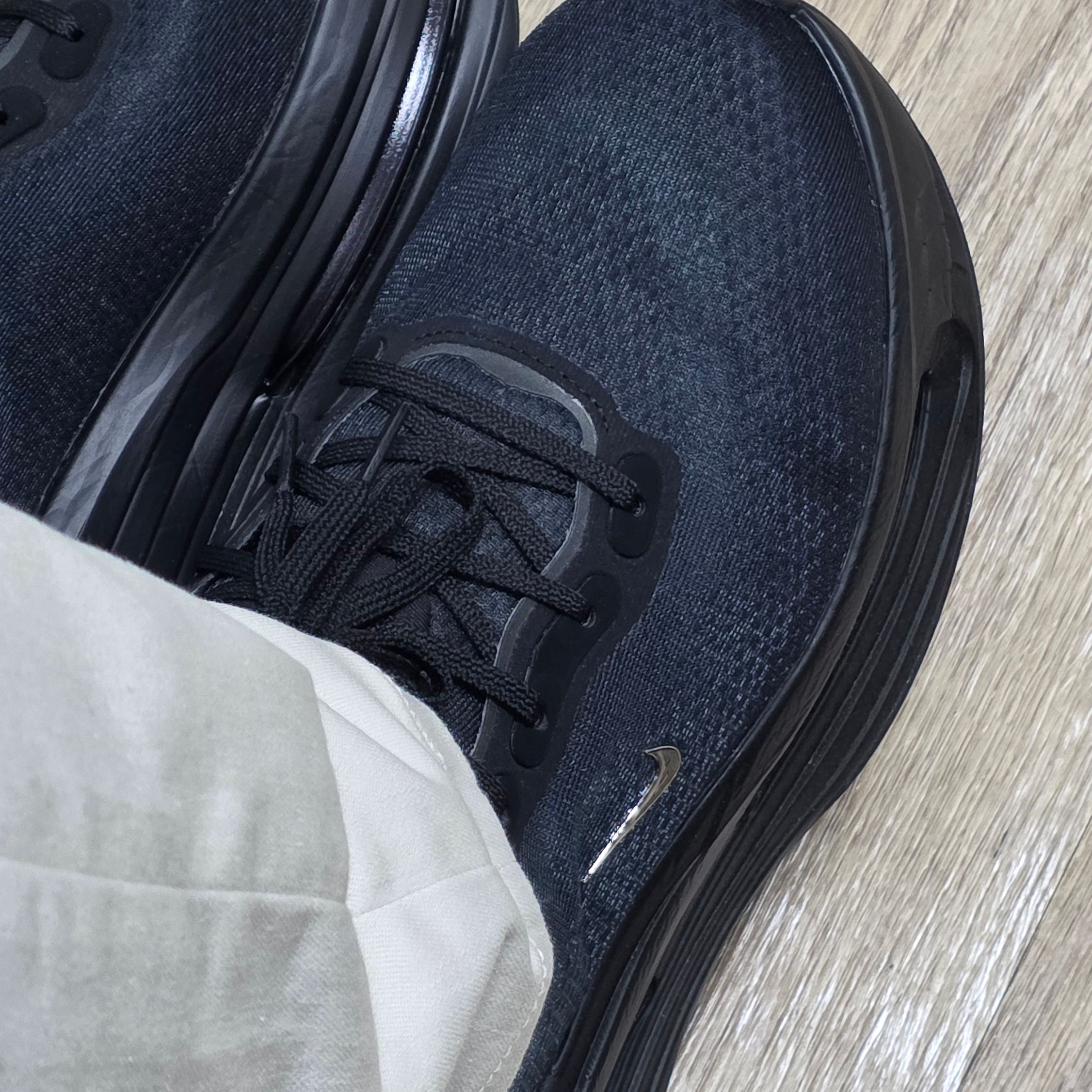 Nike Vomero Black White 착용 스타일
