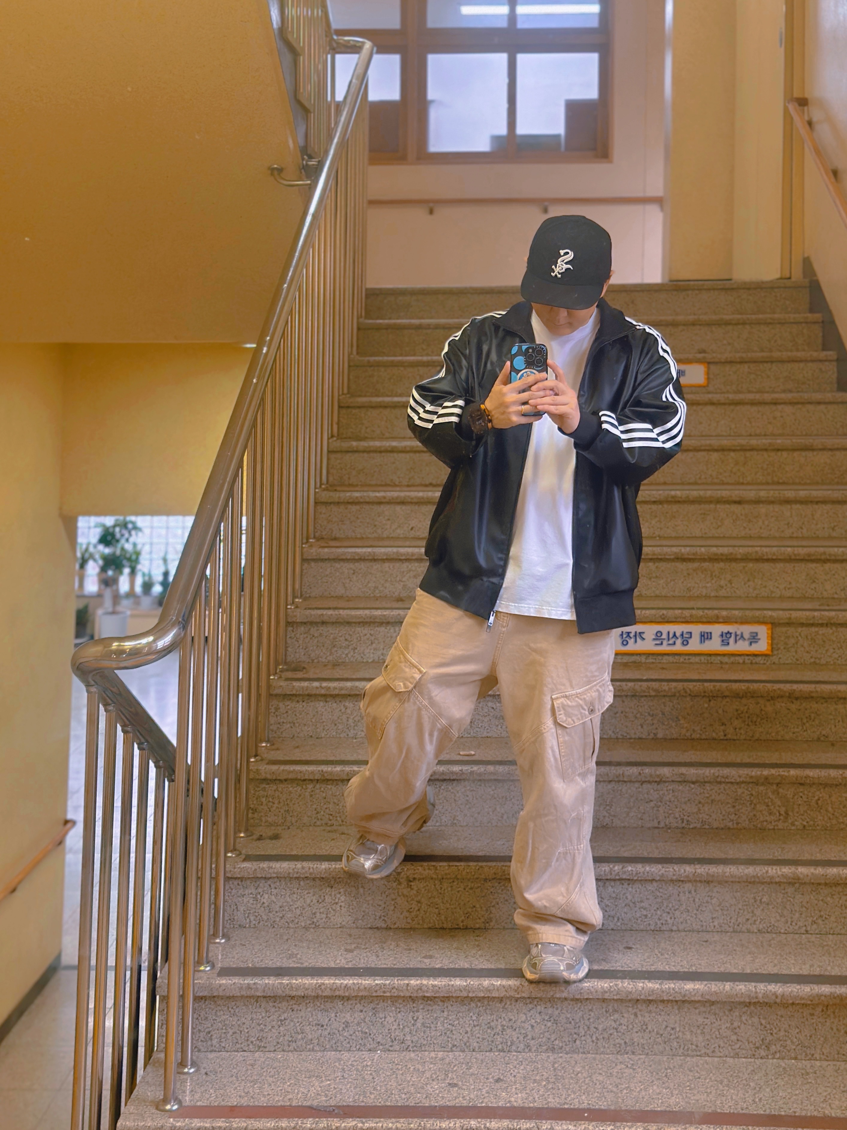 Adidas Faux Leather Adicolor 3S Loose Firebird Tracksuit Jacket Black - KR Sizing, Balenciaga 3XL Sneakers Light Beige 착용 스타일 - 2