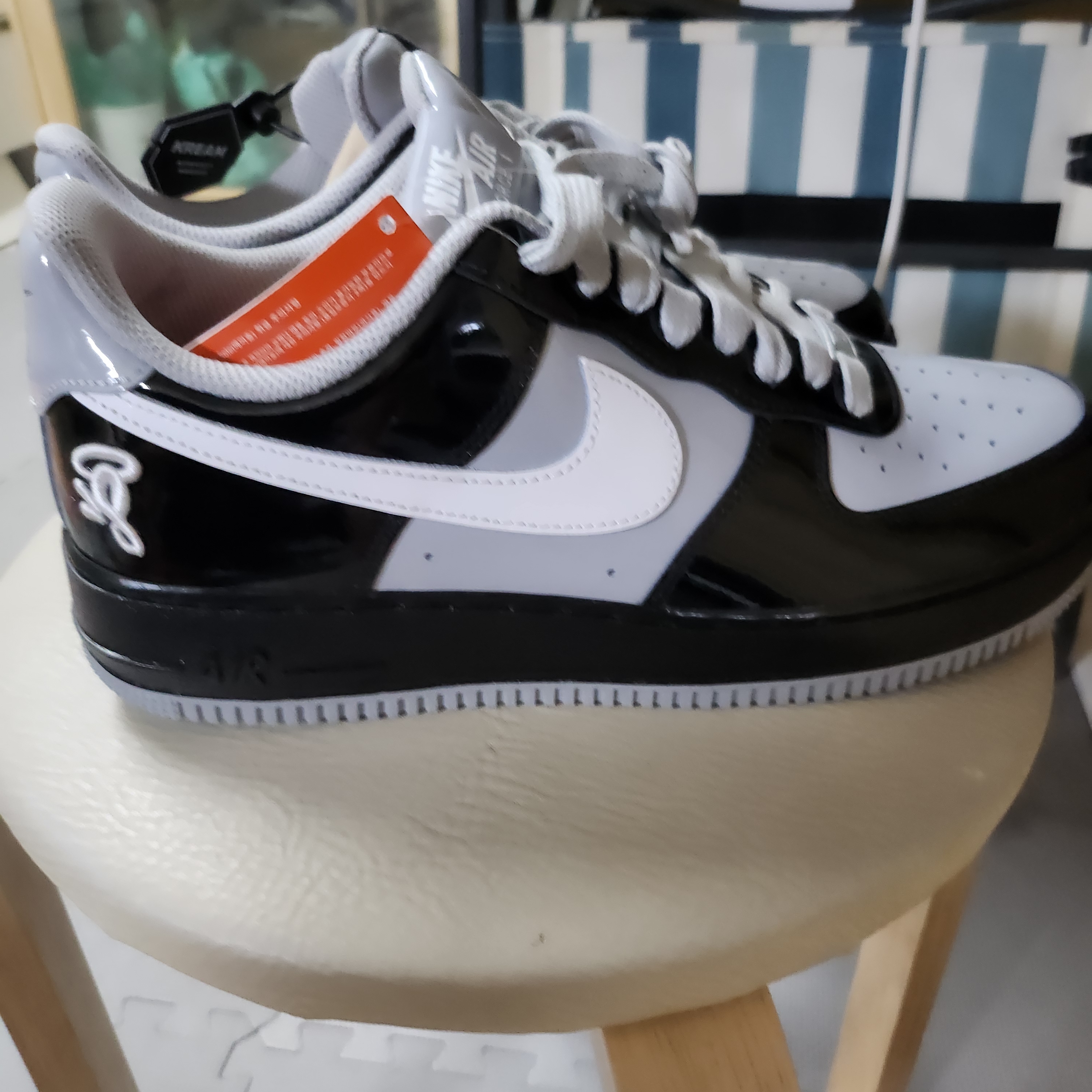 Nike x Syna Air Force 1 '07 Black and Light Smoke Grey 착용 스타일 - 2