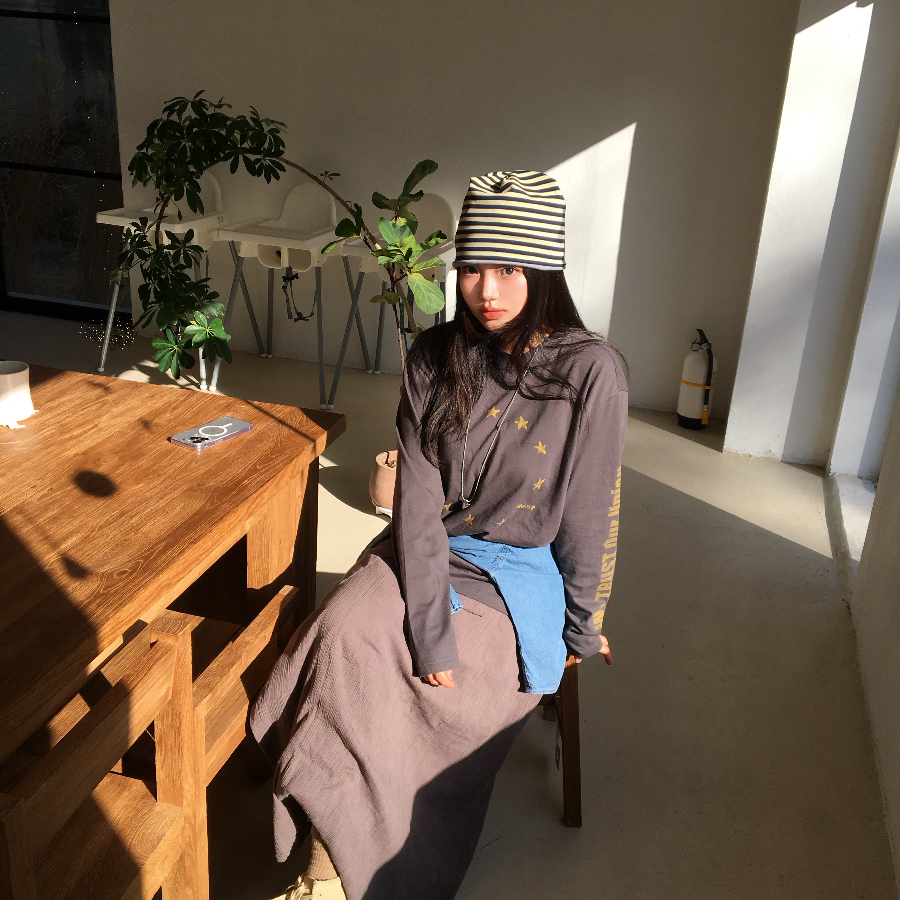 AMOU Reversible Stripe Beanie Gray, AMOU Star Circle Long Sleeve Charcoal 착용 스타일 - 3