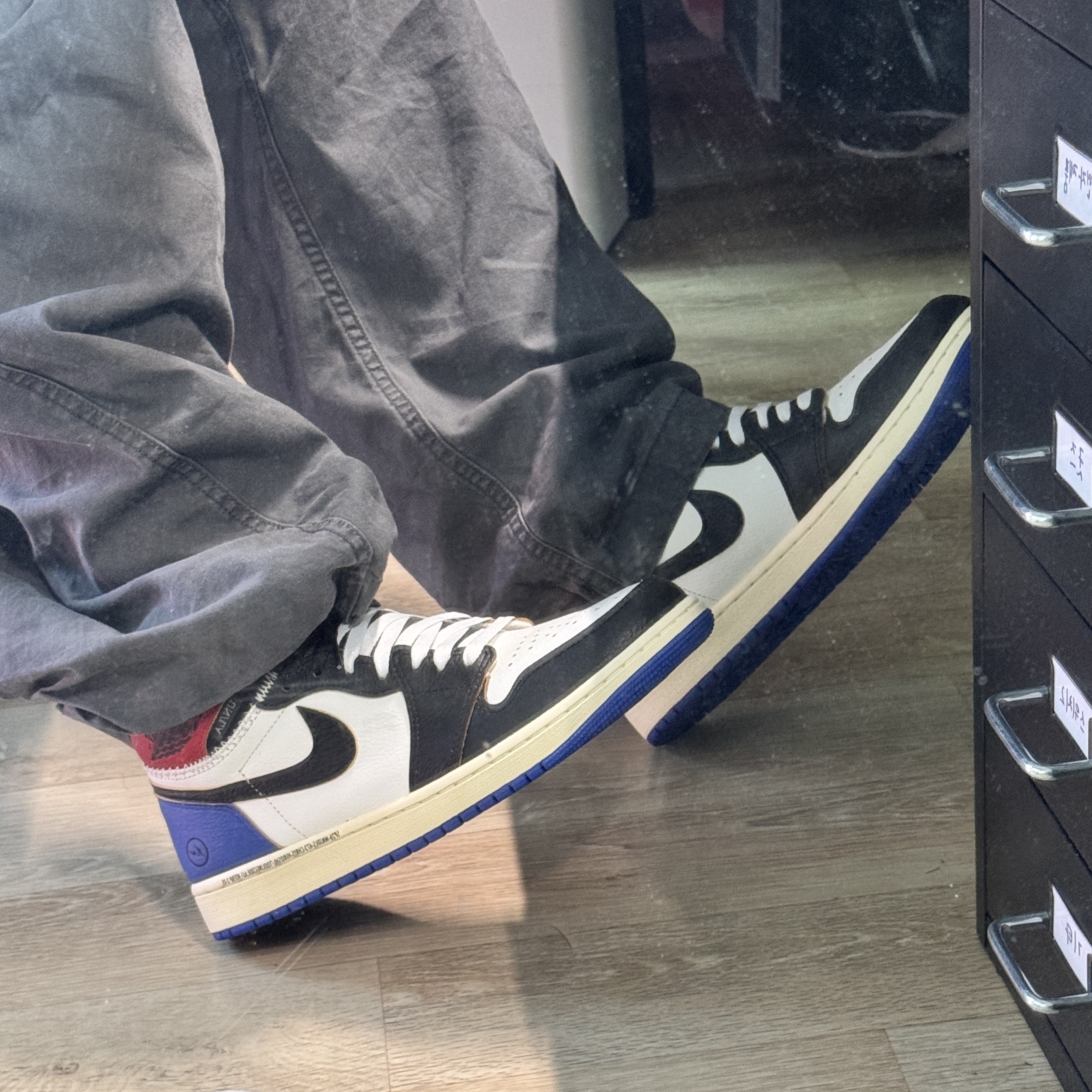 Jordan 1 x Fragment x Union LA Black and Varsity Red 착용 스타일 - 1