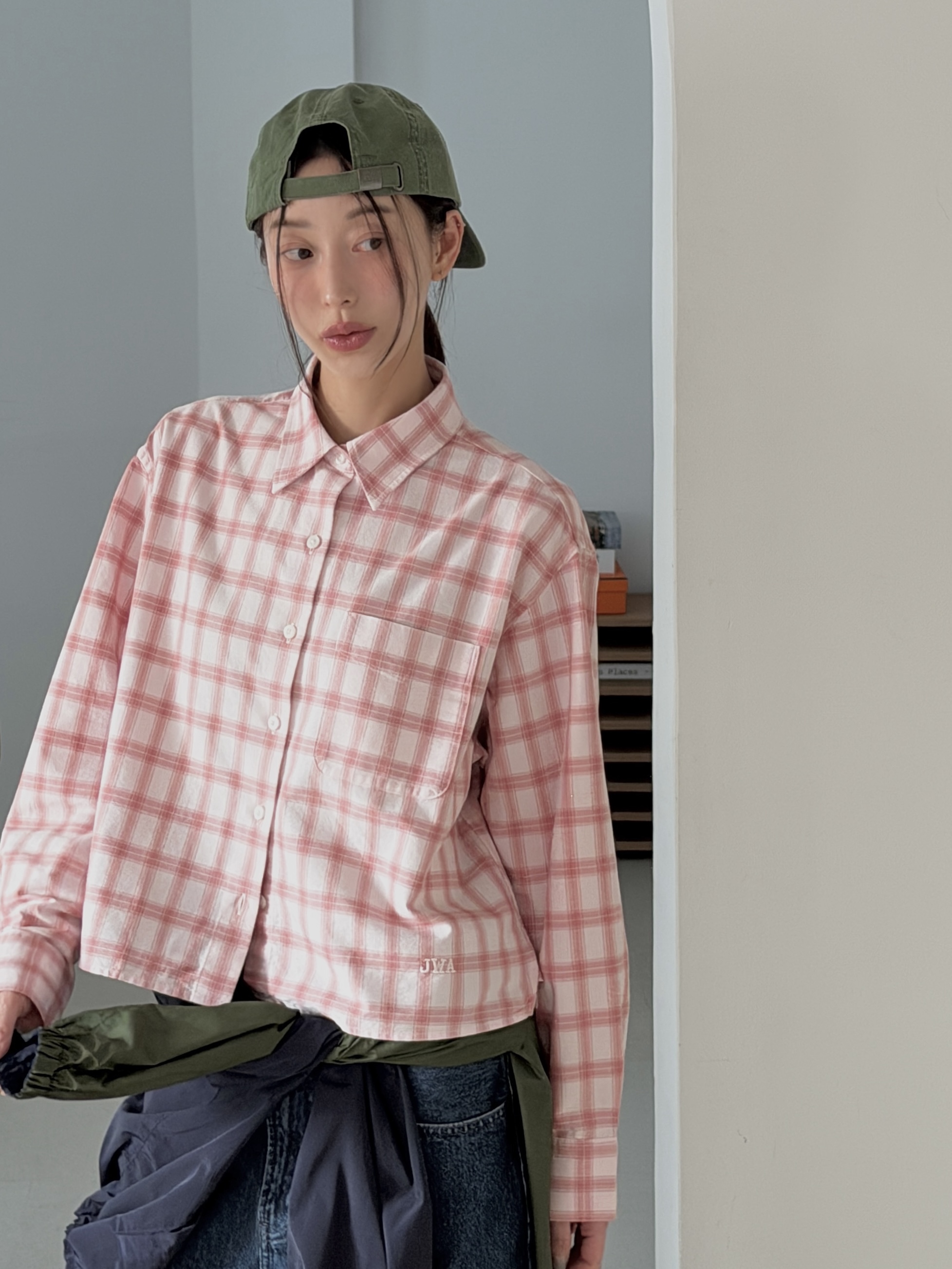 (W) Clarks Wallabee Maple Suede, Uniqlo x JW Anderson Baggy Jeans Blue 착용 스타일 - 6