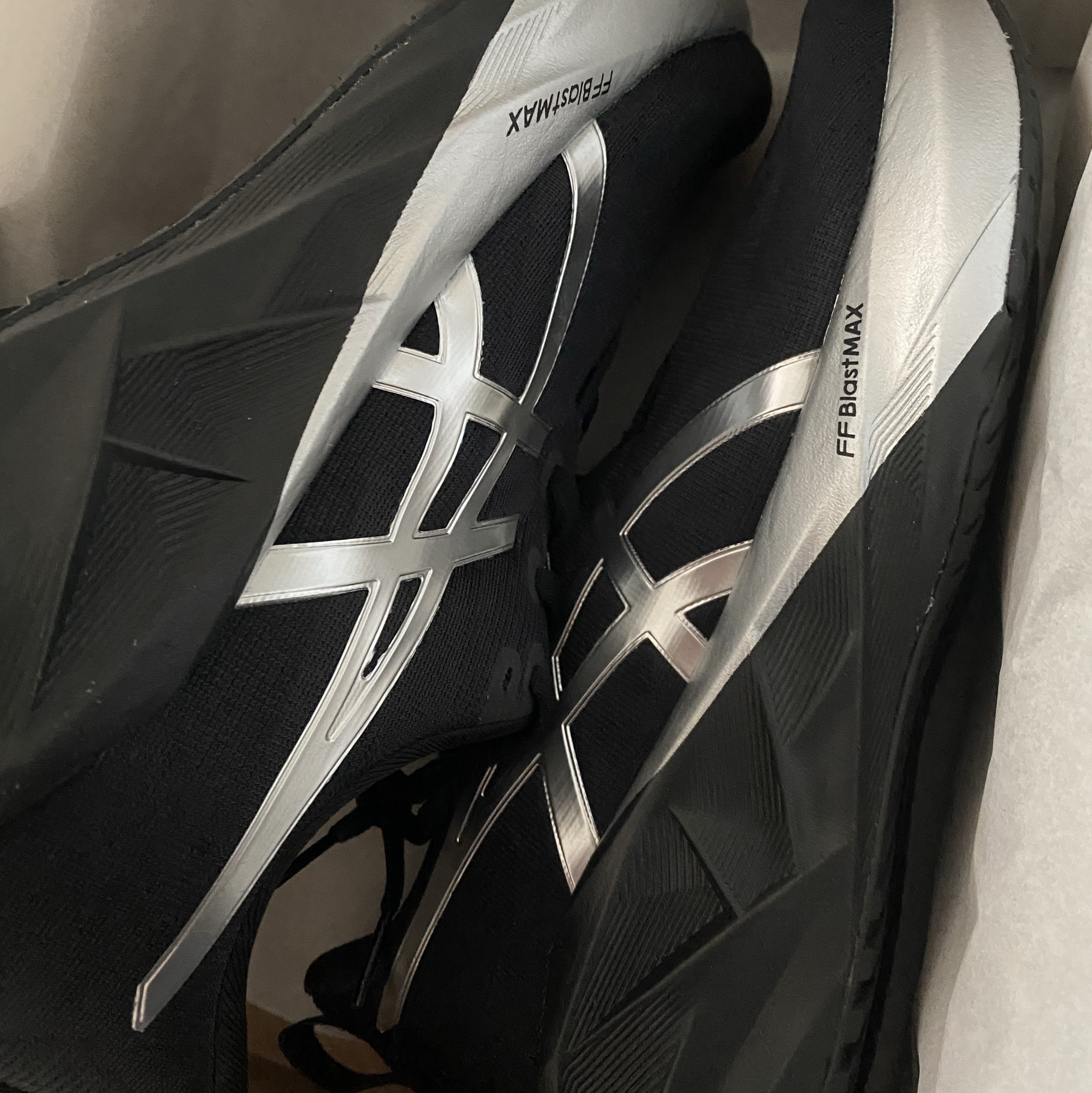 Asics Novablast 5 Platinum Black 착용 스타일