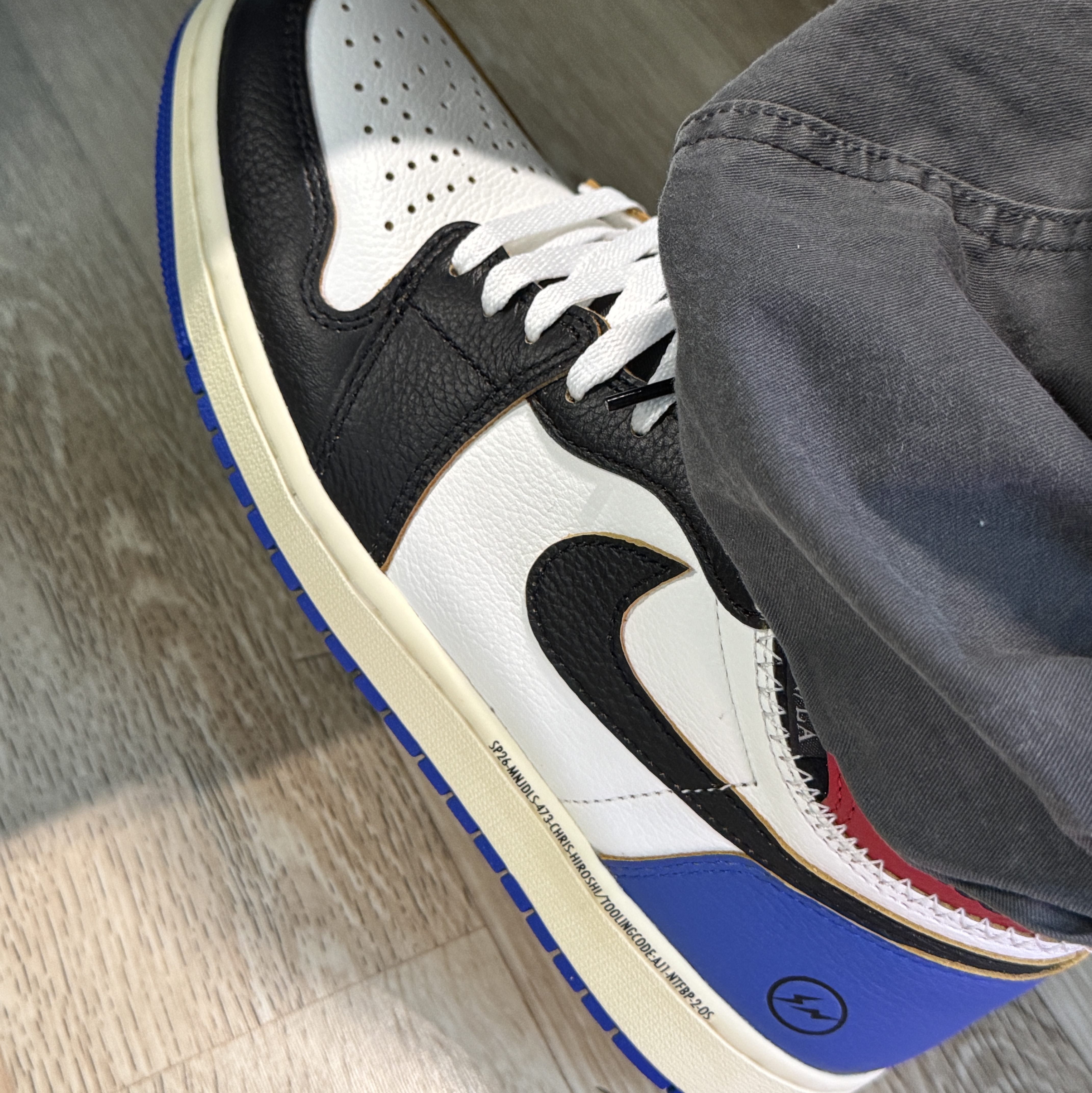 Jordan 1 x Fragment x Union LA Black and Varsity Red 착용 스타일 - 2