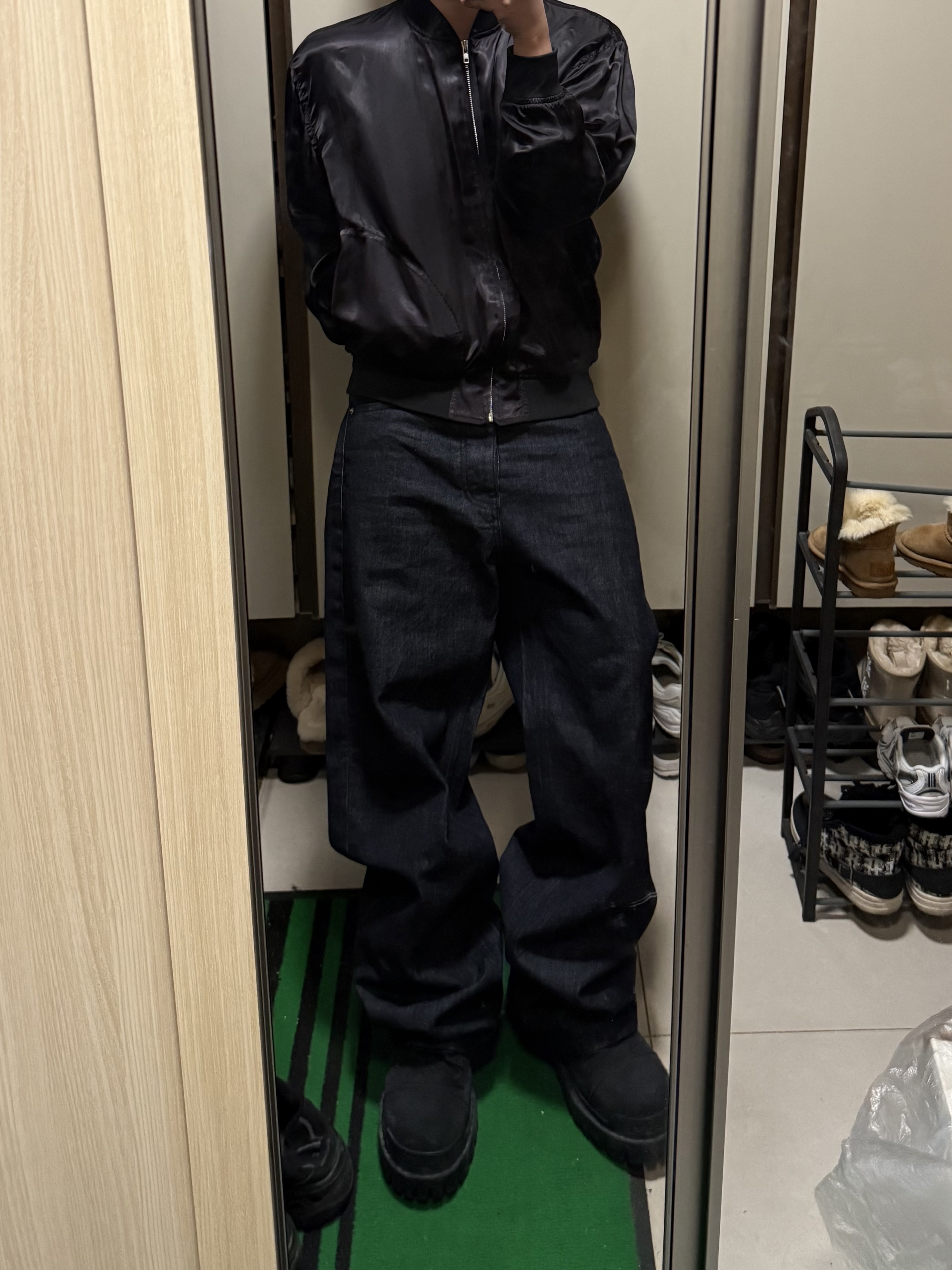 Balenciaga Rubber Mold Closed Black, CDG '84-85 Staff Blouson Black 착용 스타일 - 2
