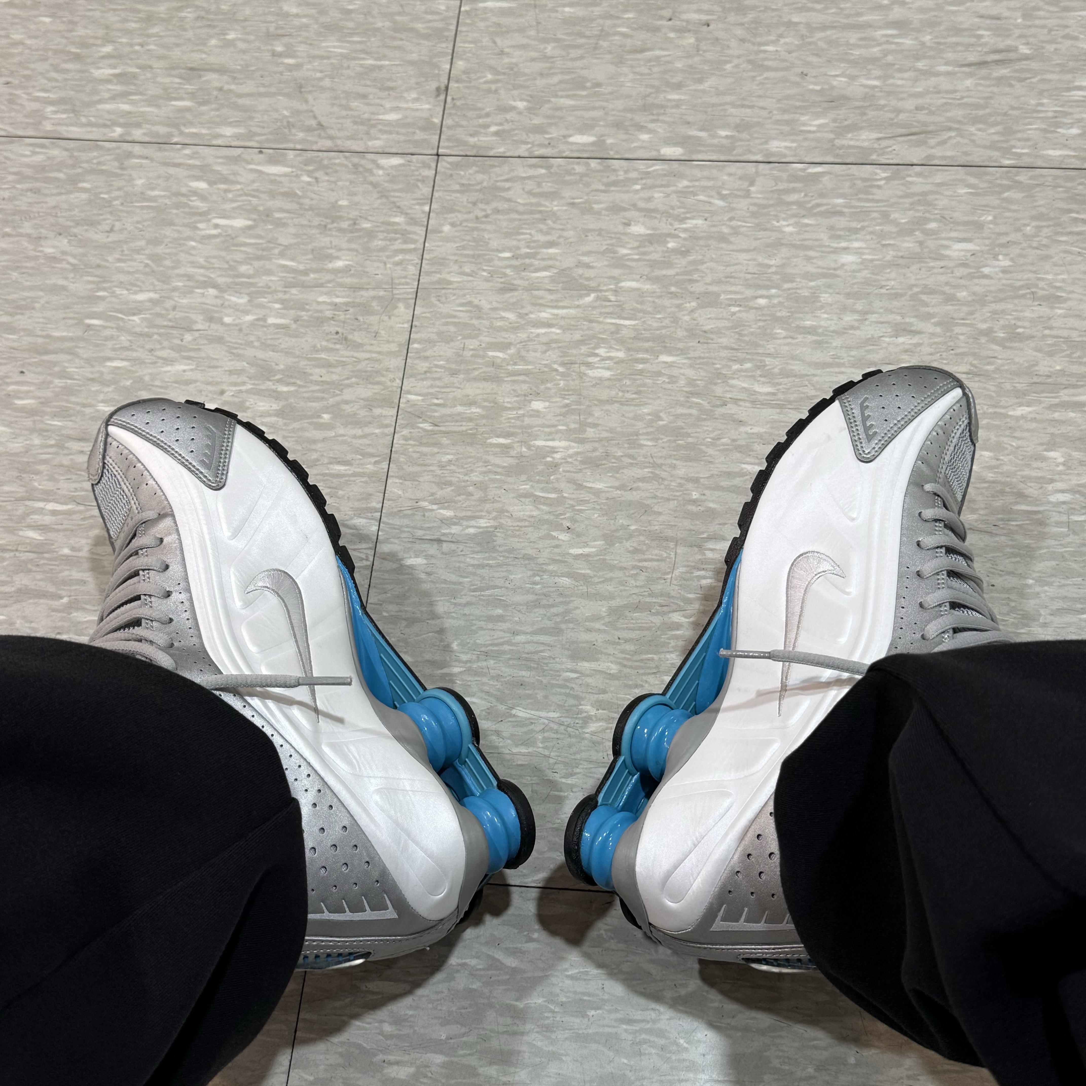 Nike Shox R4 Metallic Silver White 착용 스타일