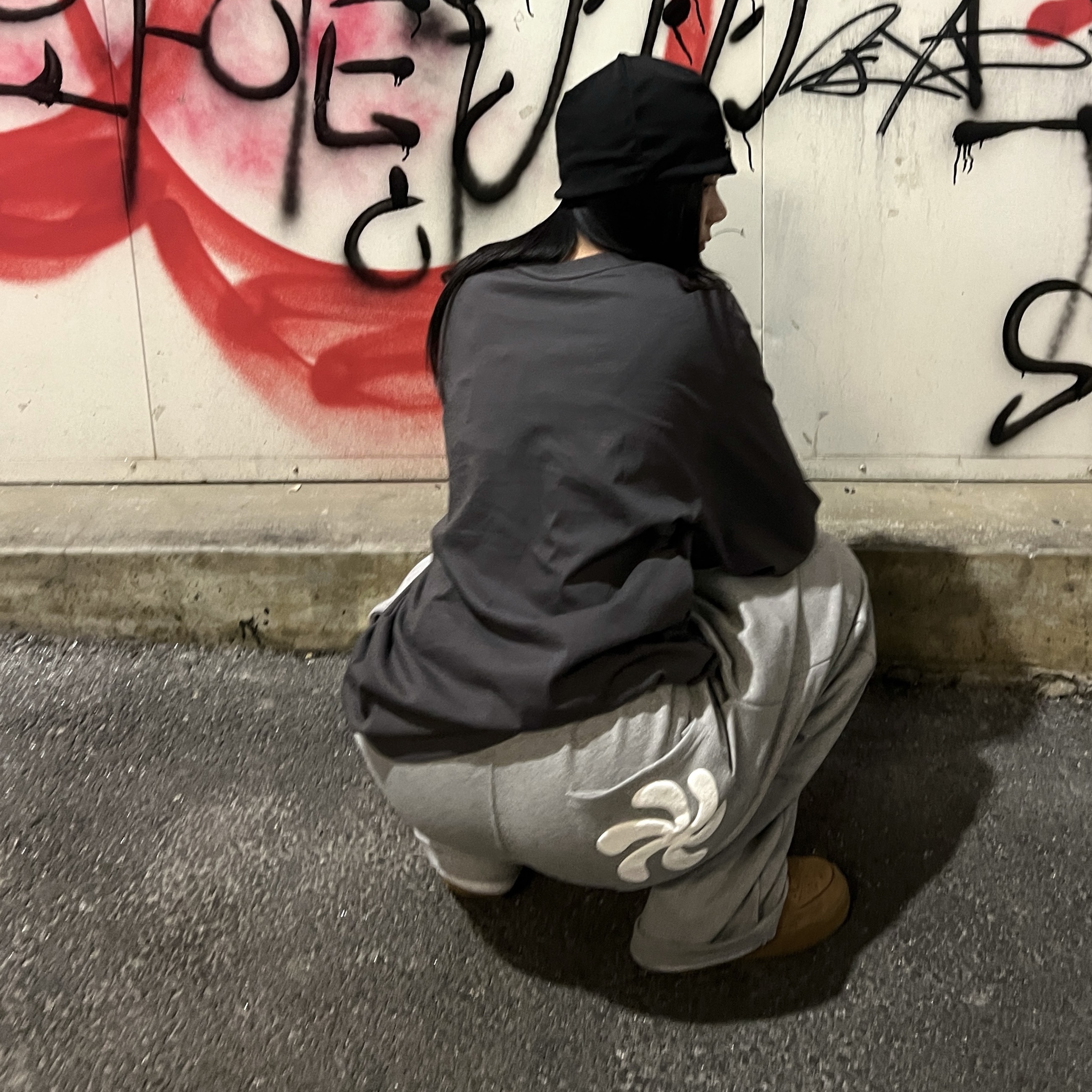AMOU Spiral One Tuck Pants Gray, AMOU Spiral One Tuck Pants Black 착용 스타일 - 2