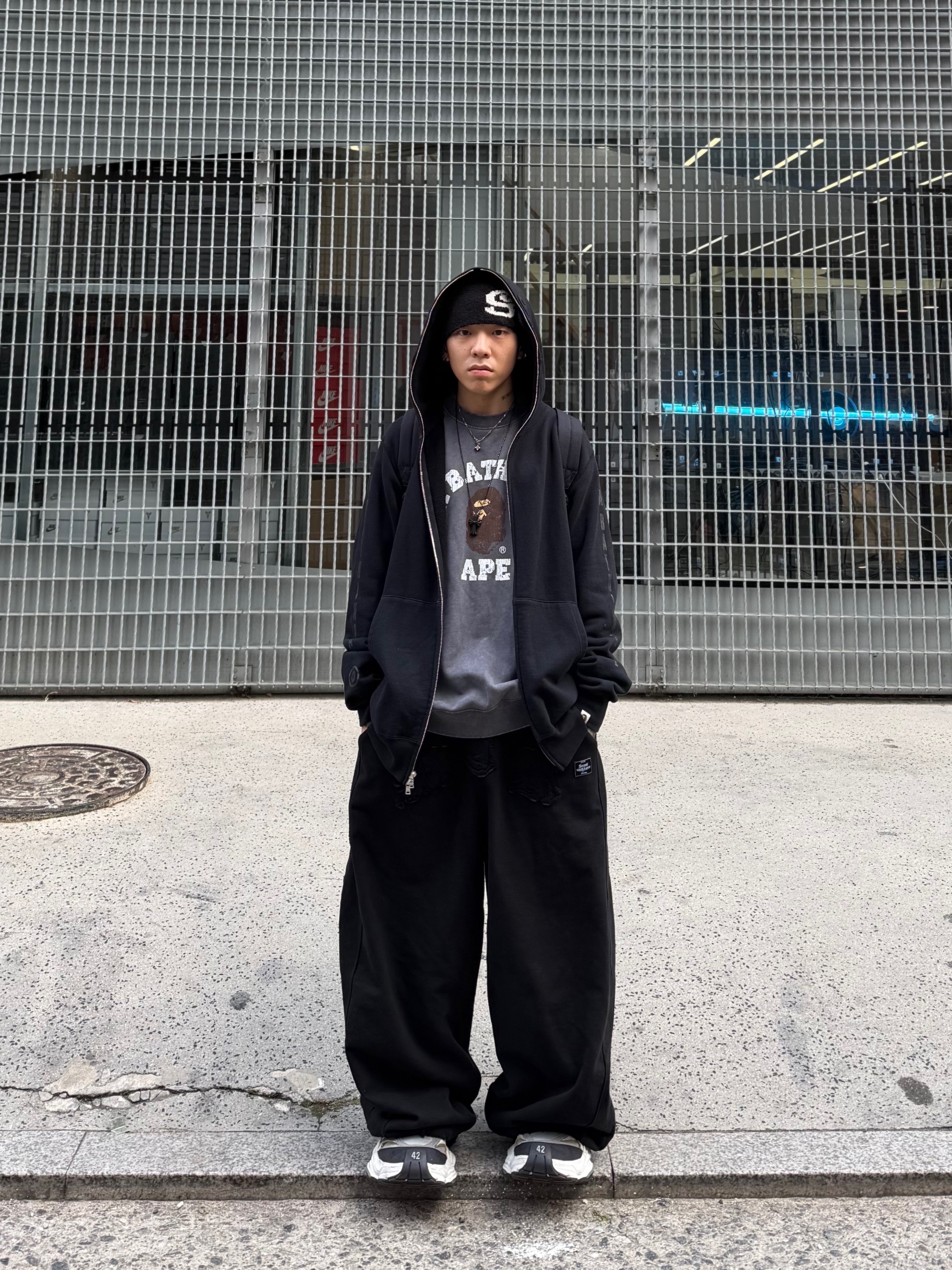 Balenciaga Cargo Sneakers White Grey 착용 스타일 - 4