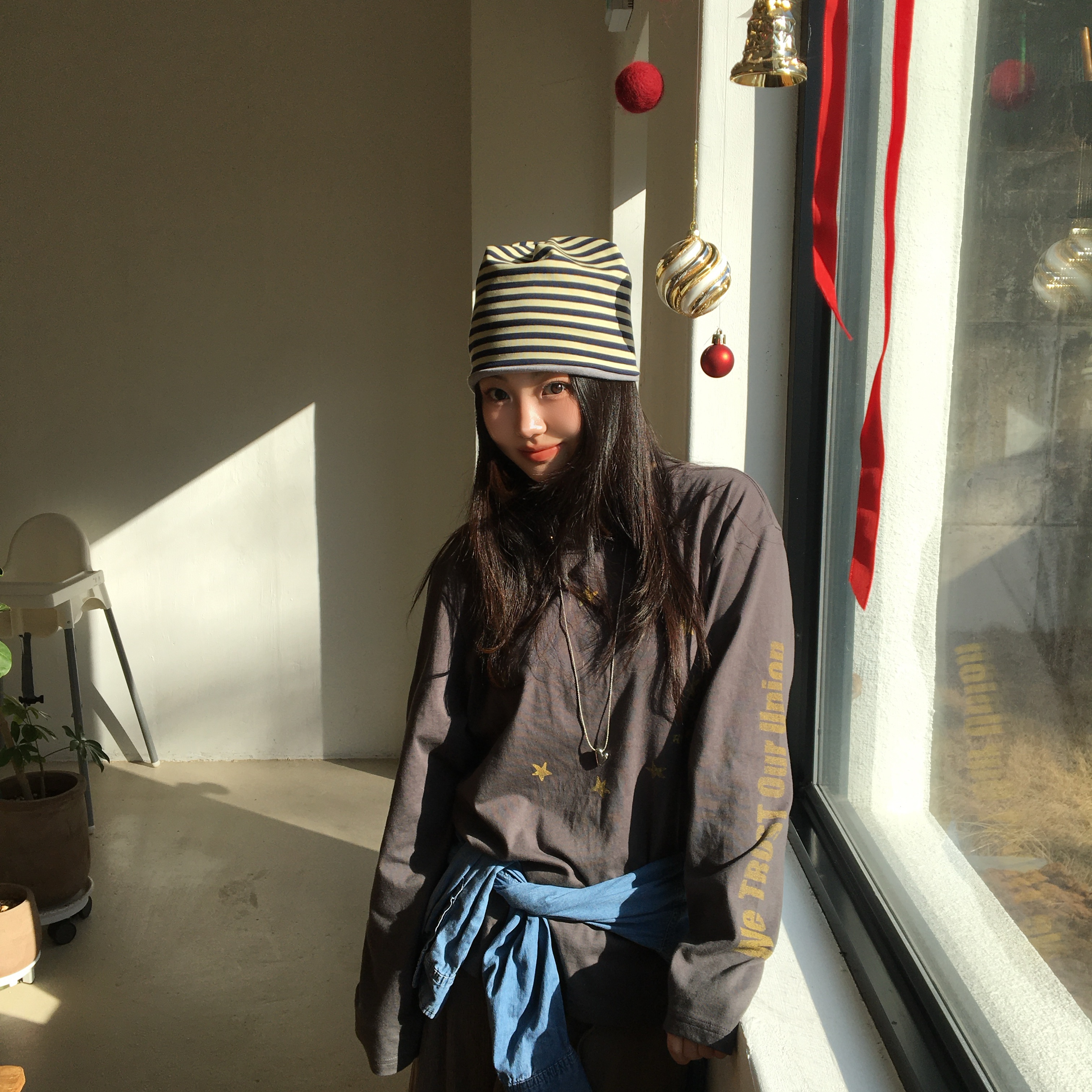 AMOU Reversible Stripe Beanie Gray, AMOU Star Circle Long Sleeve Charcoal 착용 스타일 - 4