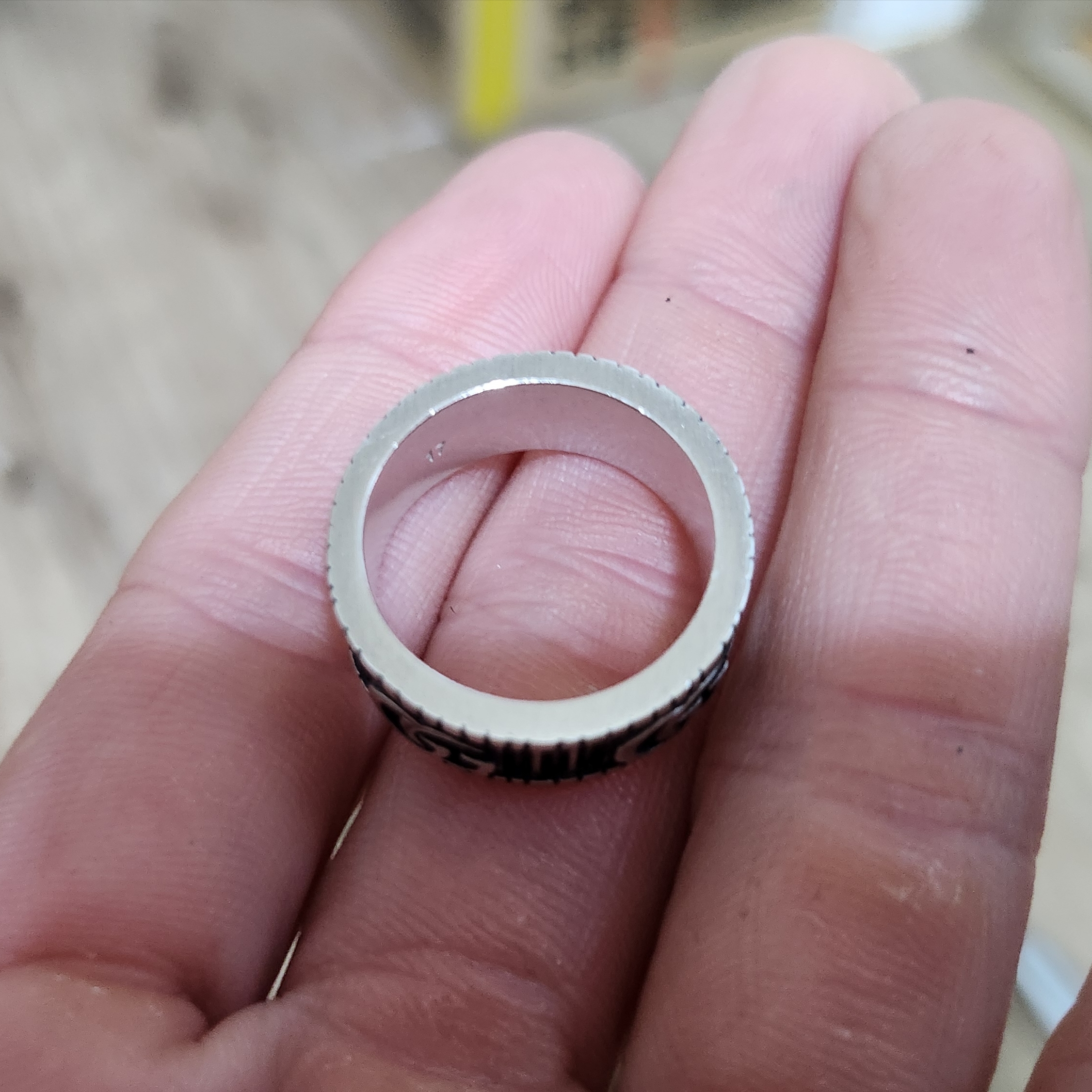 Gucci Ring with Double G Silver 착용 스타일 - 2