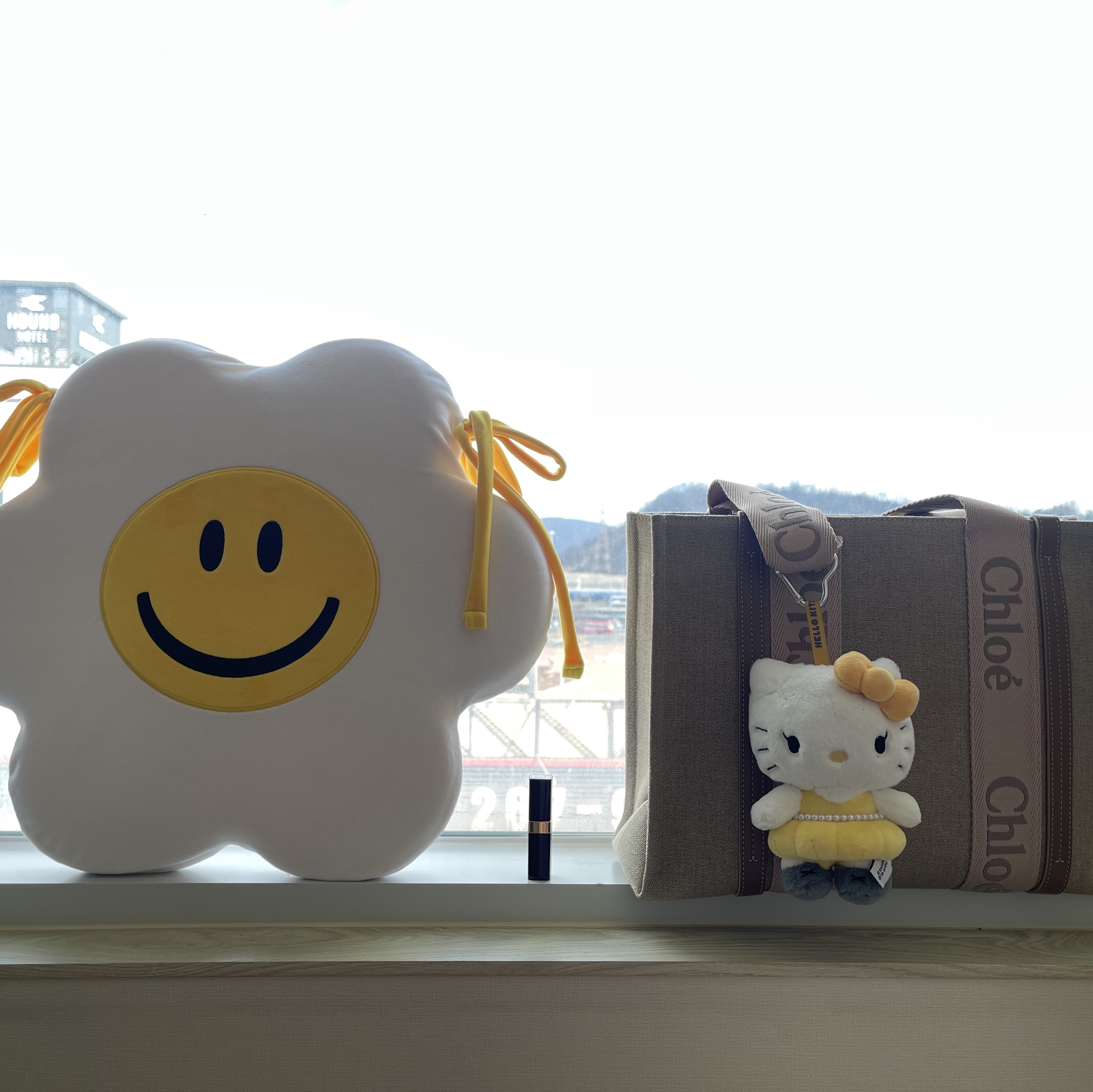 HELLO KITTY x JISOO Plush Keychain Orange (Opened Case), Chloe Woody Medium Tote Bag Blushy Beige 착용 스타일