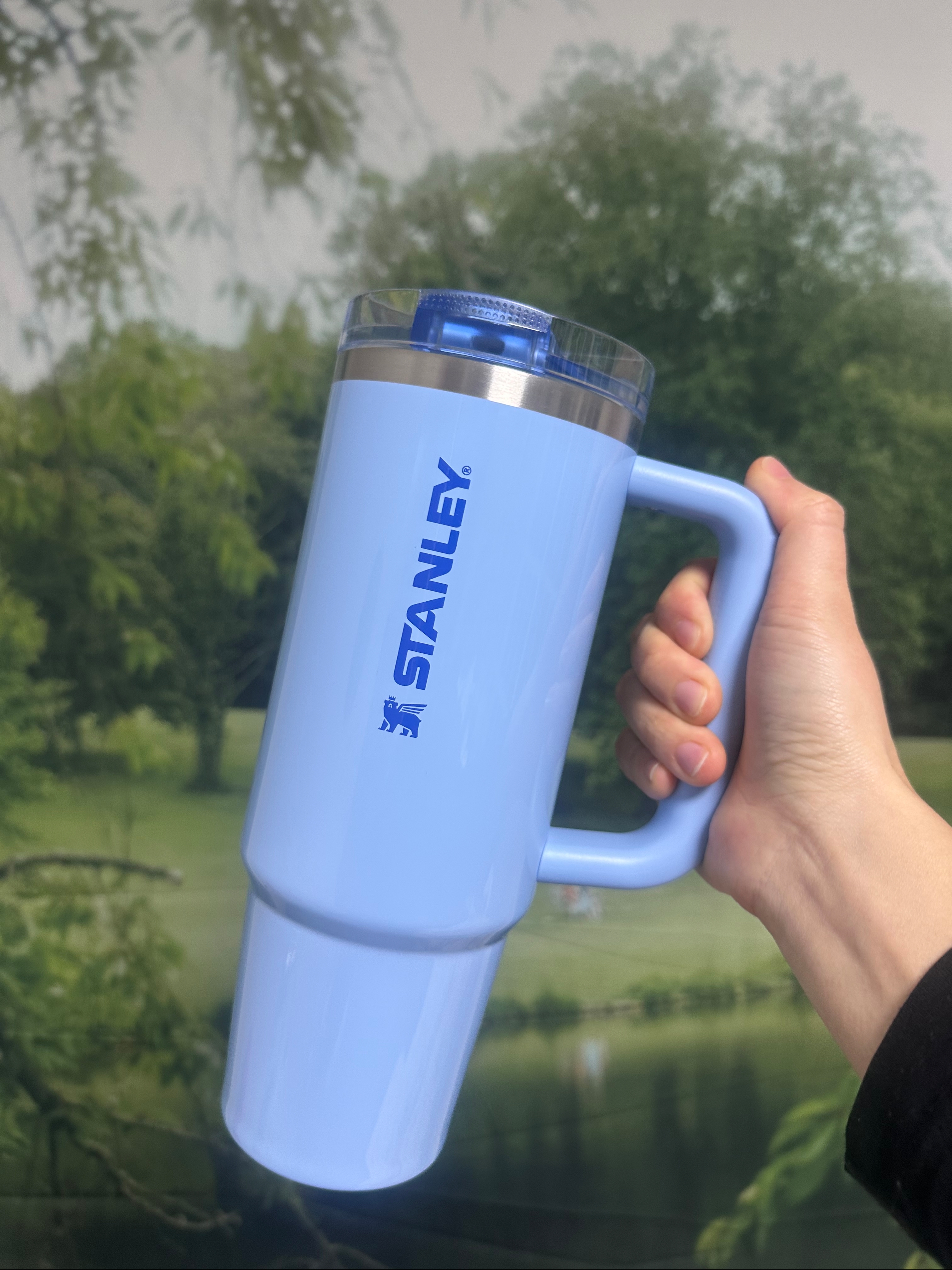 Stanley The Quencher Protour Flip Straw Tumbler 887ml Cornflower Blue Gloss 착용 스타일