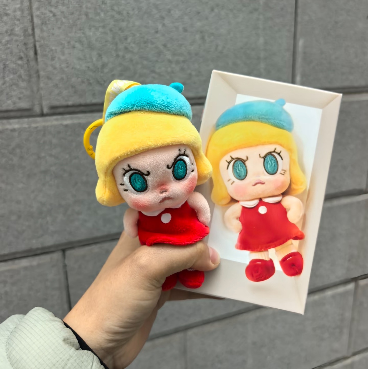 Pop Mart Angry Molly Angry Energy Series Plush Pendant Red Fire (Opened Case) 착용 스타일