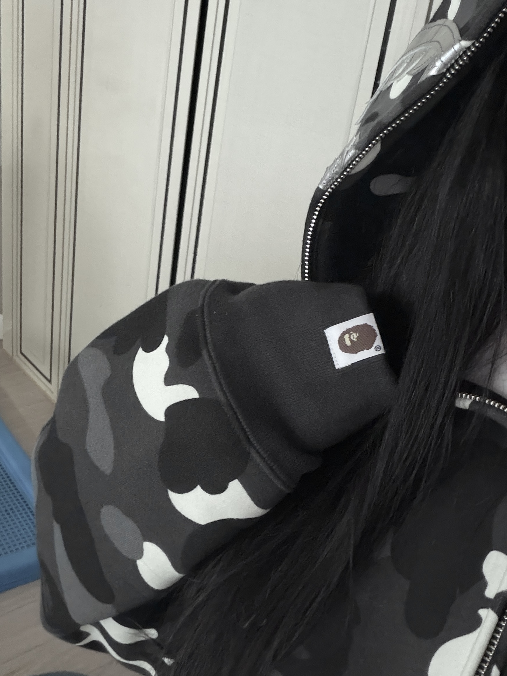 BAPE City Camo Shark Full Zip Hoodie Black 착용 스타일 - 2
