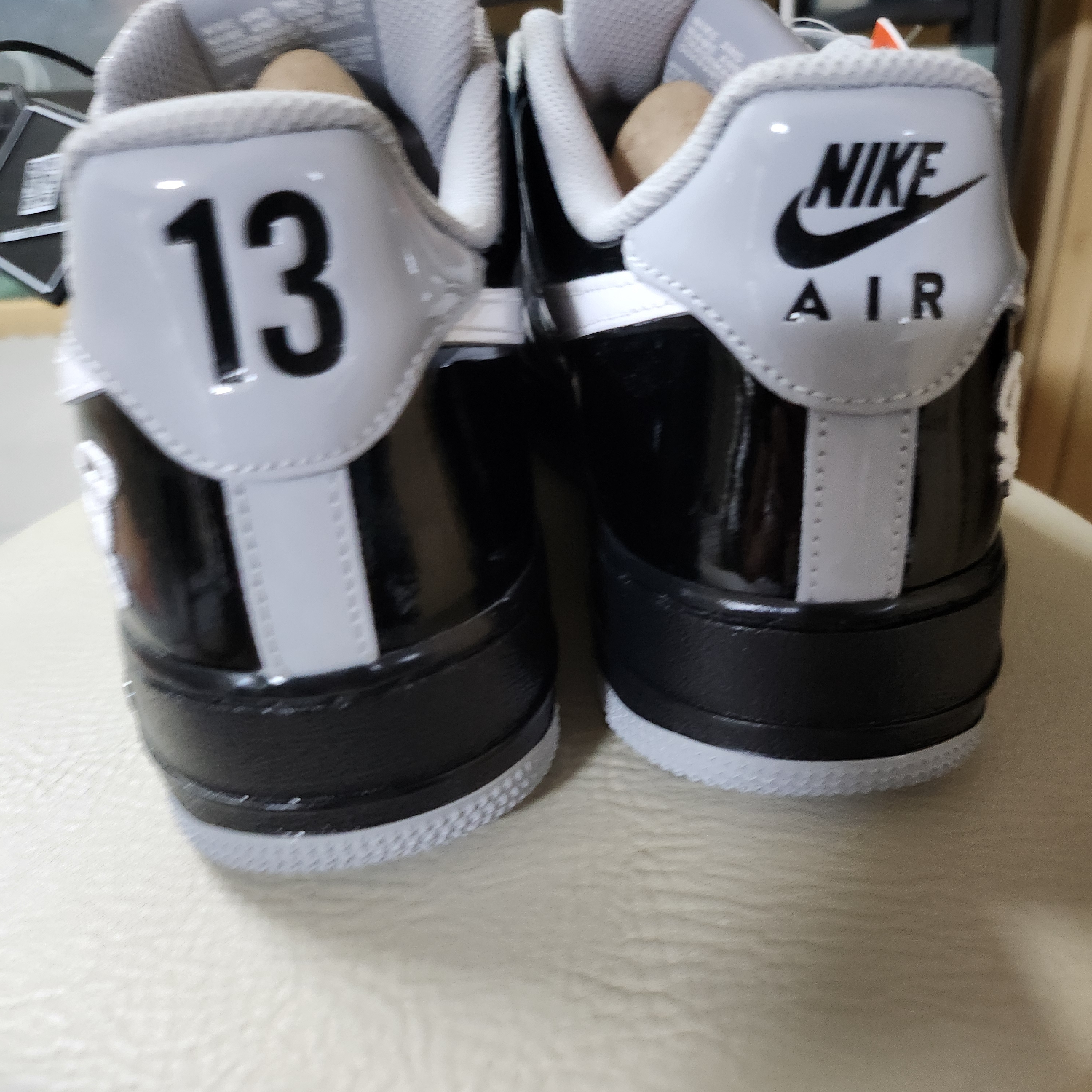 Nike x Syna Air Force 1 '07 Black and Light Smoke Grey 착용 스타일 - 3
