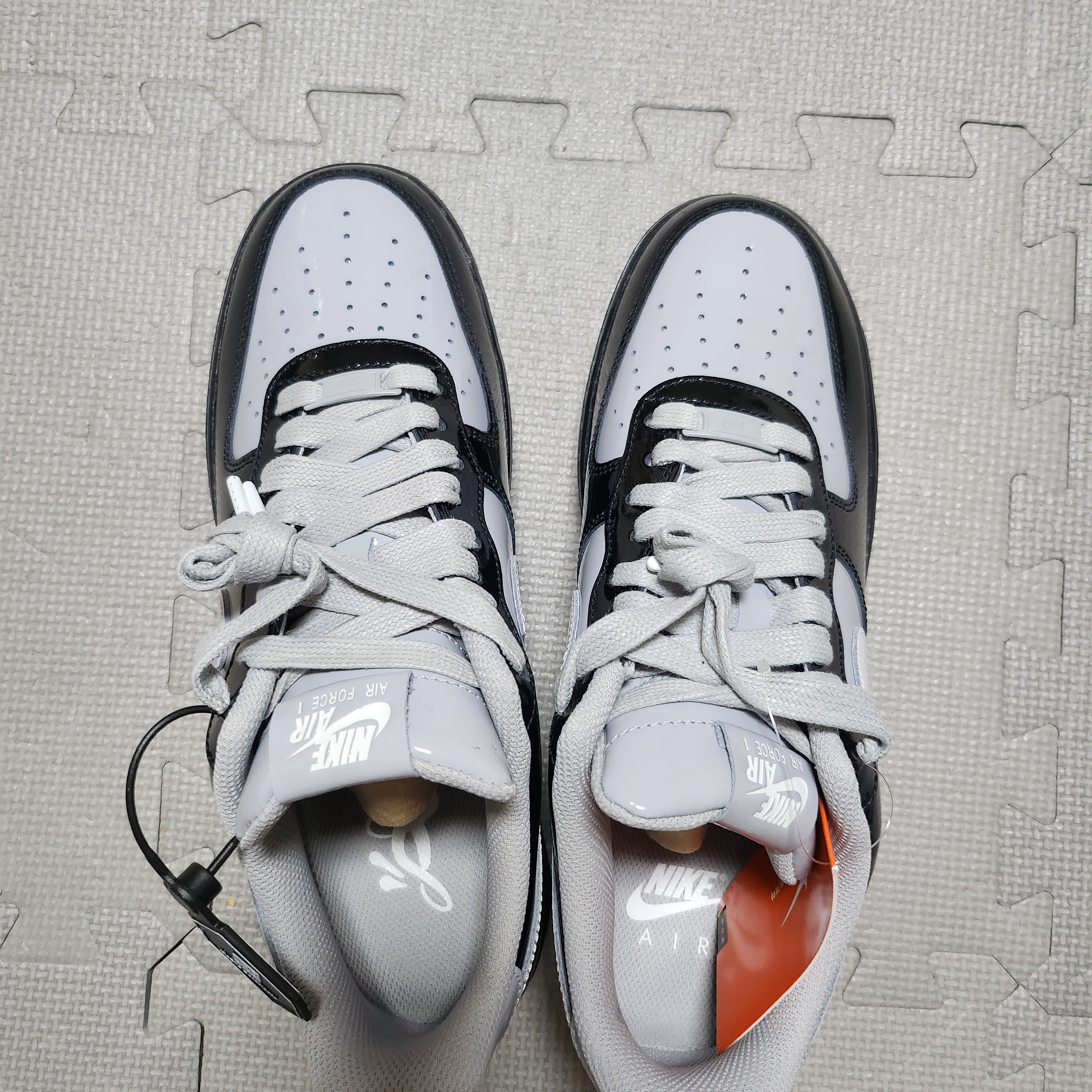 Nike x Syna Air Force 1 '07 Black and Light Smoke Grey 착용 스타일 - 5
