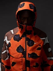 Nike x Drake Nocta Opal Deep Cover Gore-Tex Jacket Safety Orange (FZ3253-819) 착용 스타일