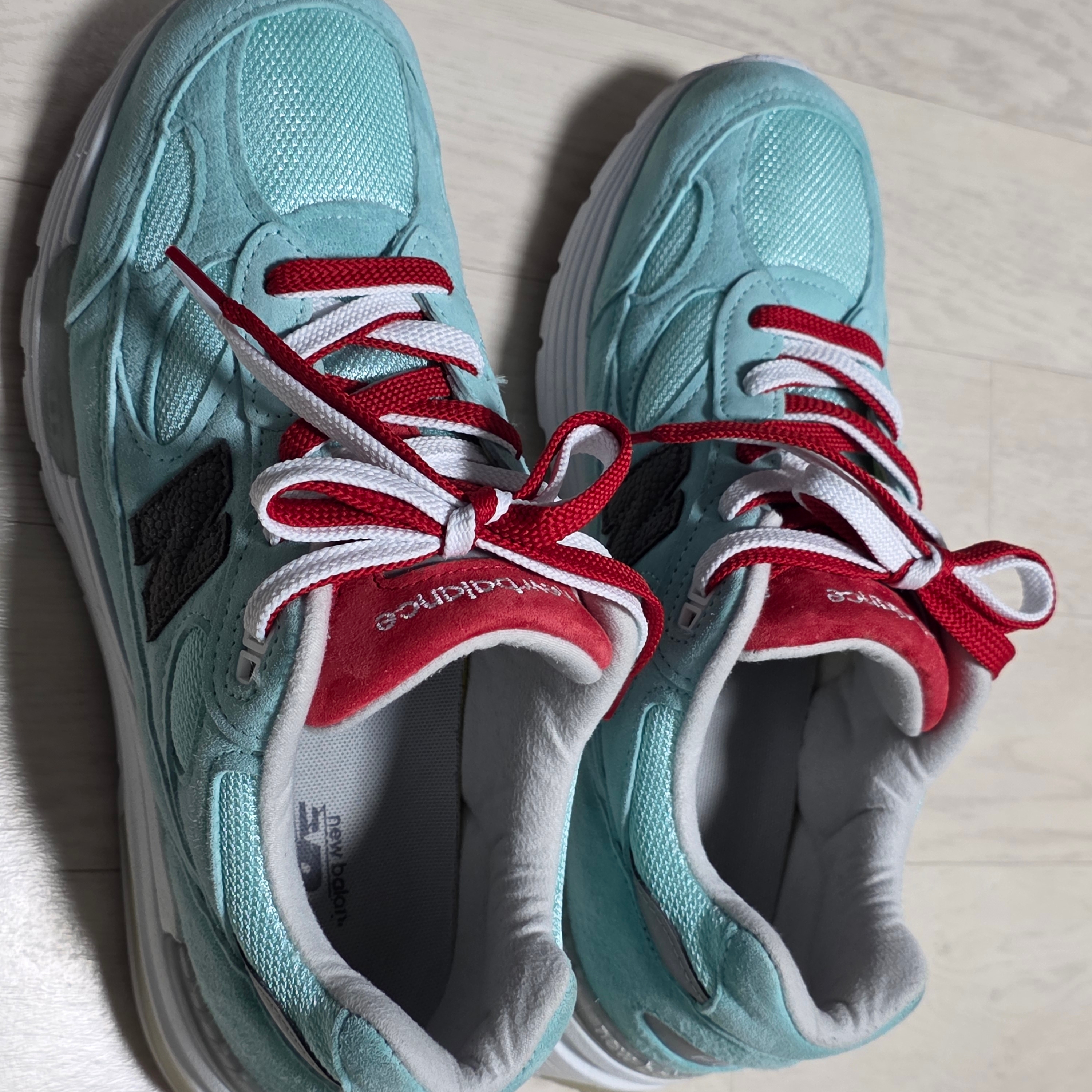 New Balance x Kith 992 Made in USA Kithmas Light Reef 착용 스타일 - 1
