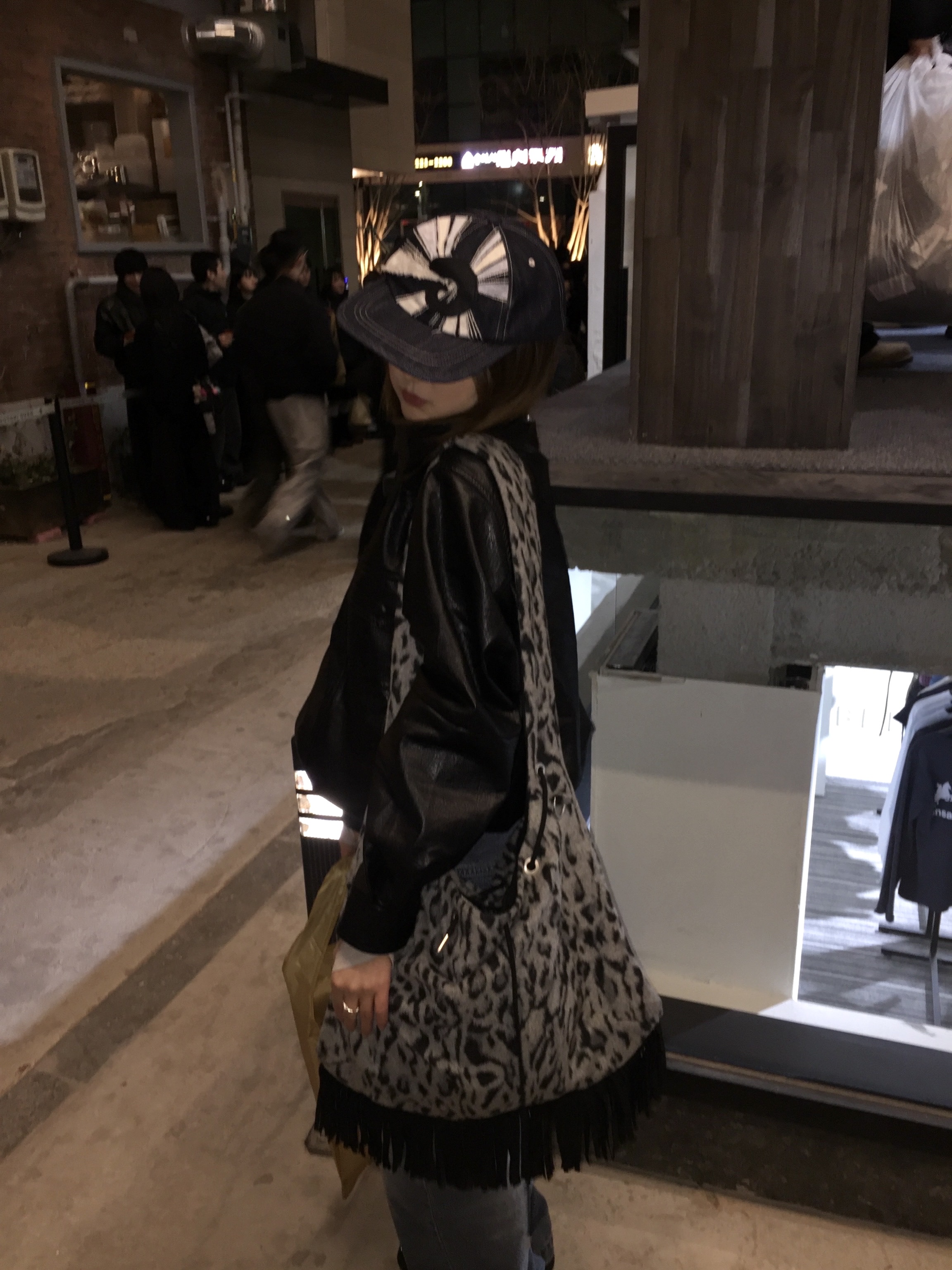 SOMSOC Vian Fringe Contrast Bag Leopard 착용 스타일