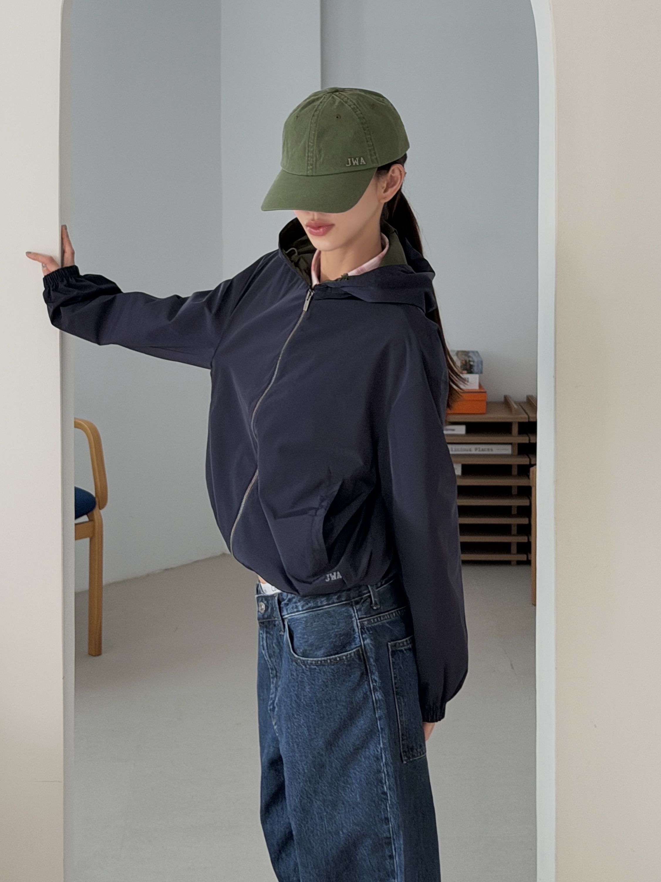 (W) Clarks Wallabee Maple Suede, Uniqlo x JW Anderson Baggy Jeans Blue 착용 스타일 - 4