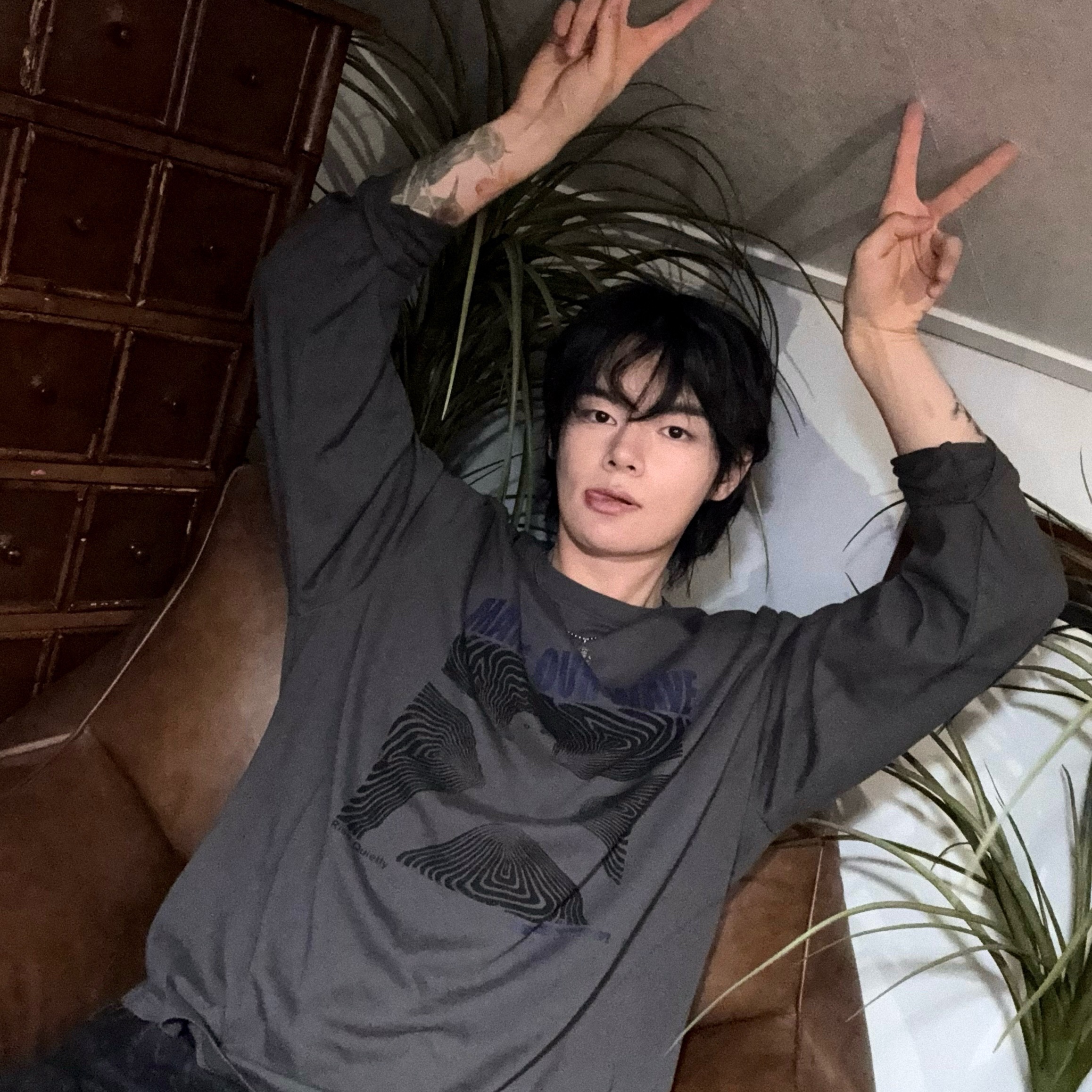 AMOU Wave Man Long Sleeve Charcoal, AMOU Wave Man Long Sleeve White 착용 스타일 - 2
