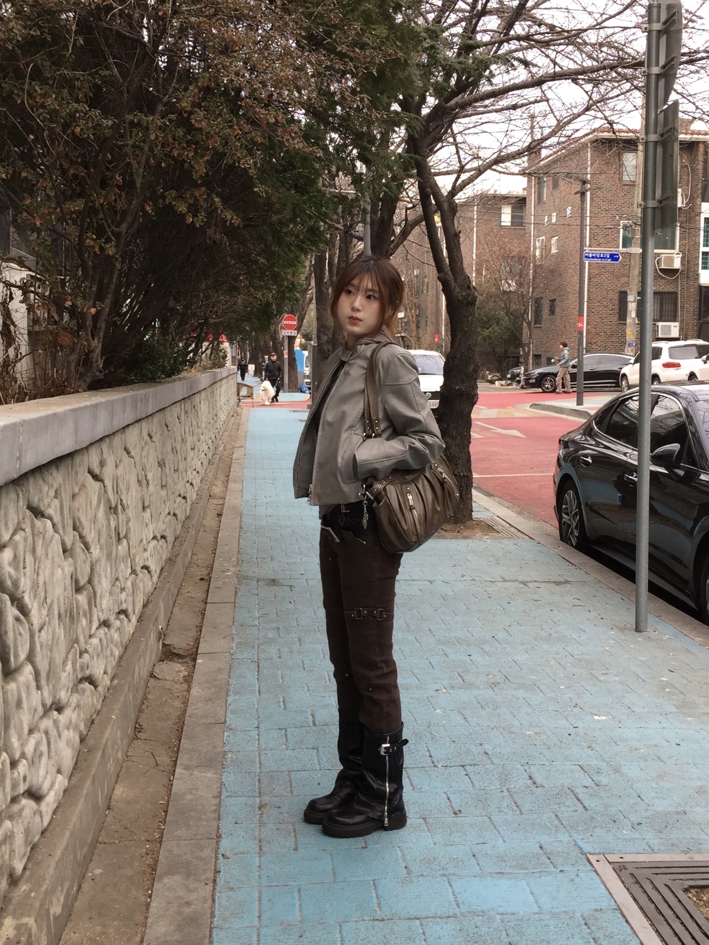 Vacant Archive Bona Strap Ankle Pants Brown 착용 스타일