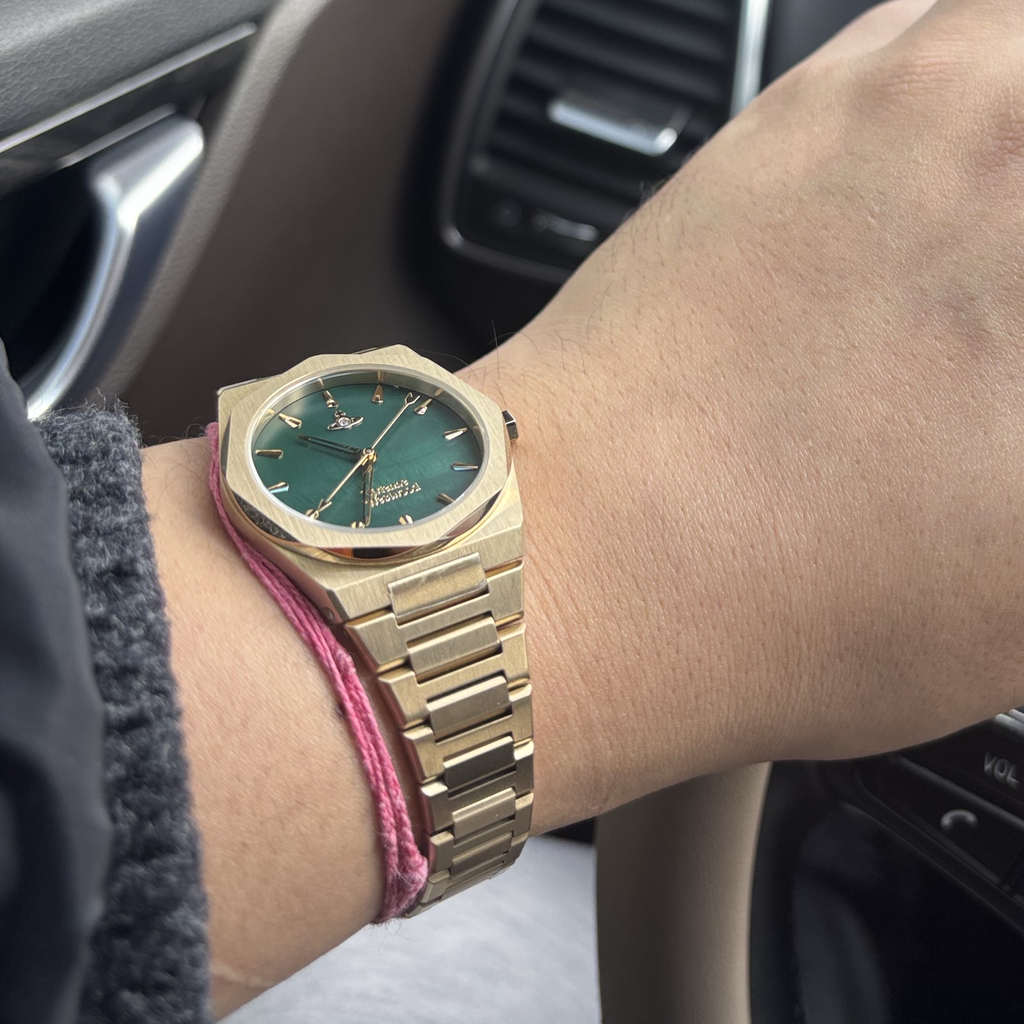 Vivienne Westwood Limehouse Gold Green 착용 스타일