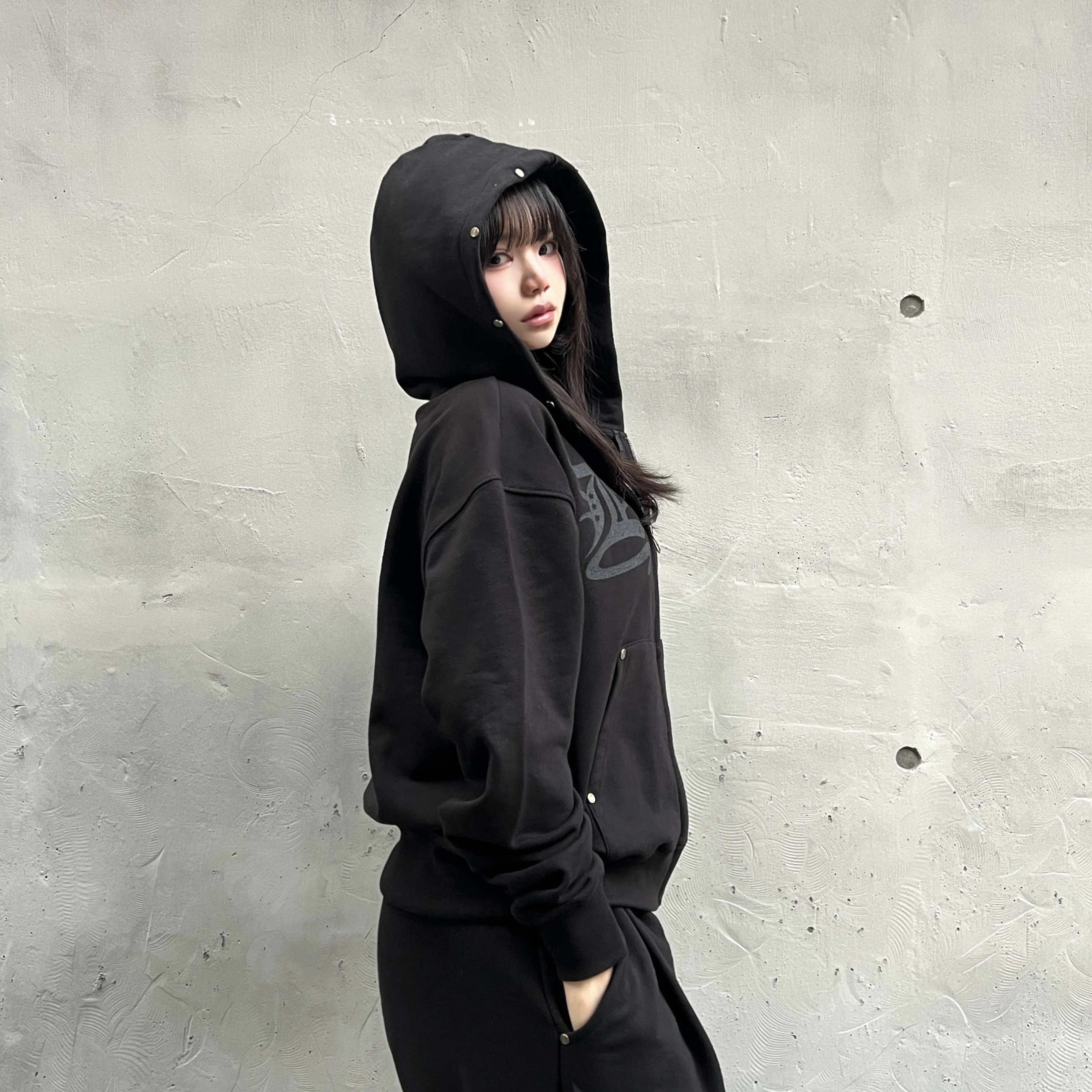 AMOU D-Star Hoodie Zip Up Black, AMOU D-Star Pants Black 착용 스타일 - 3