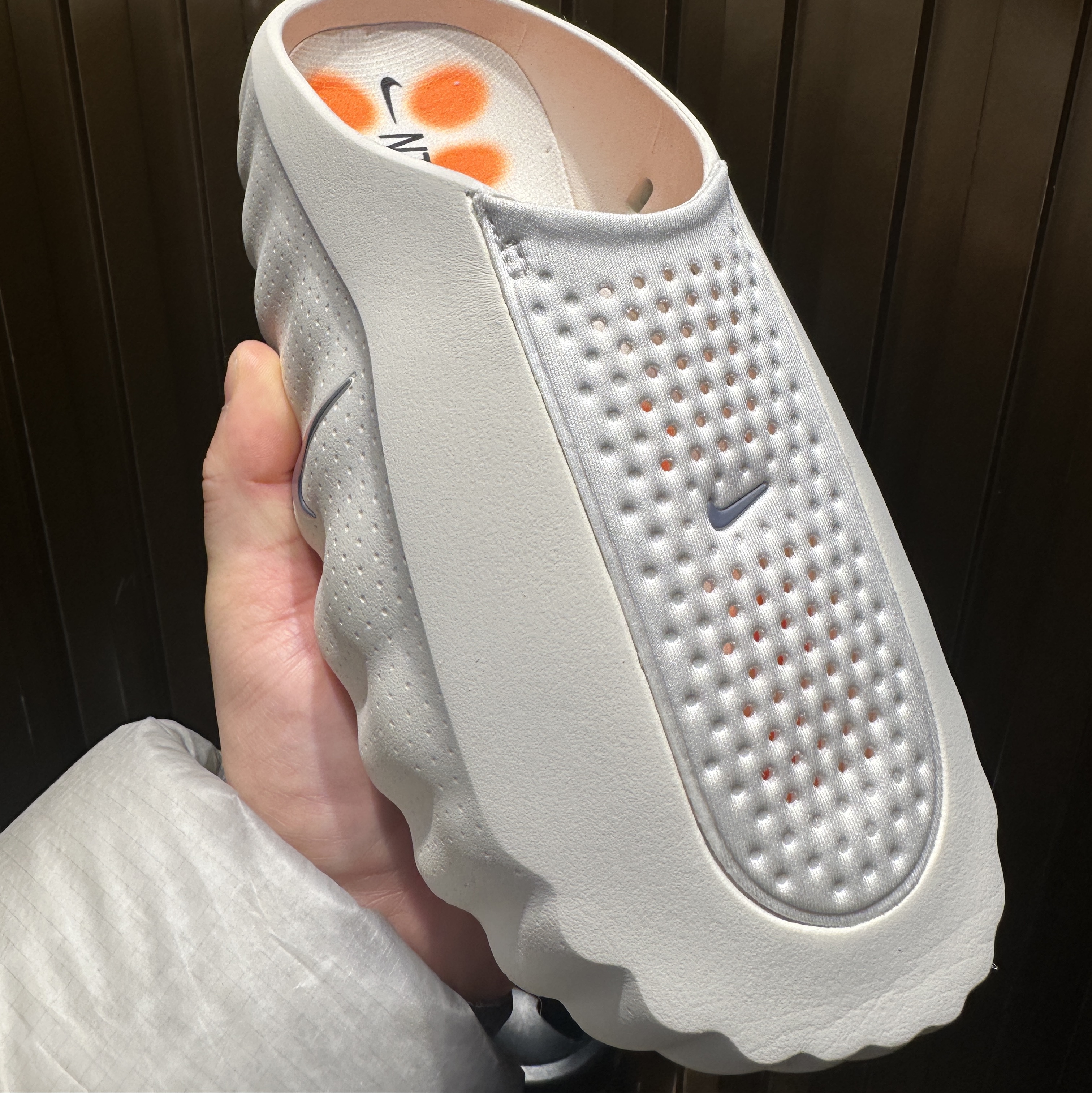 Nike Mind 001 Light Bone Hyper Crimson 착용 스타일