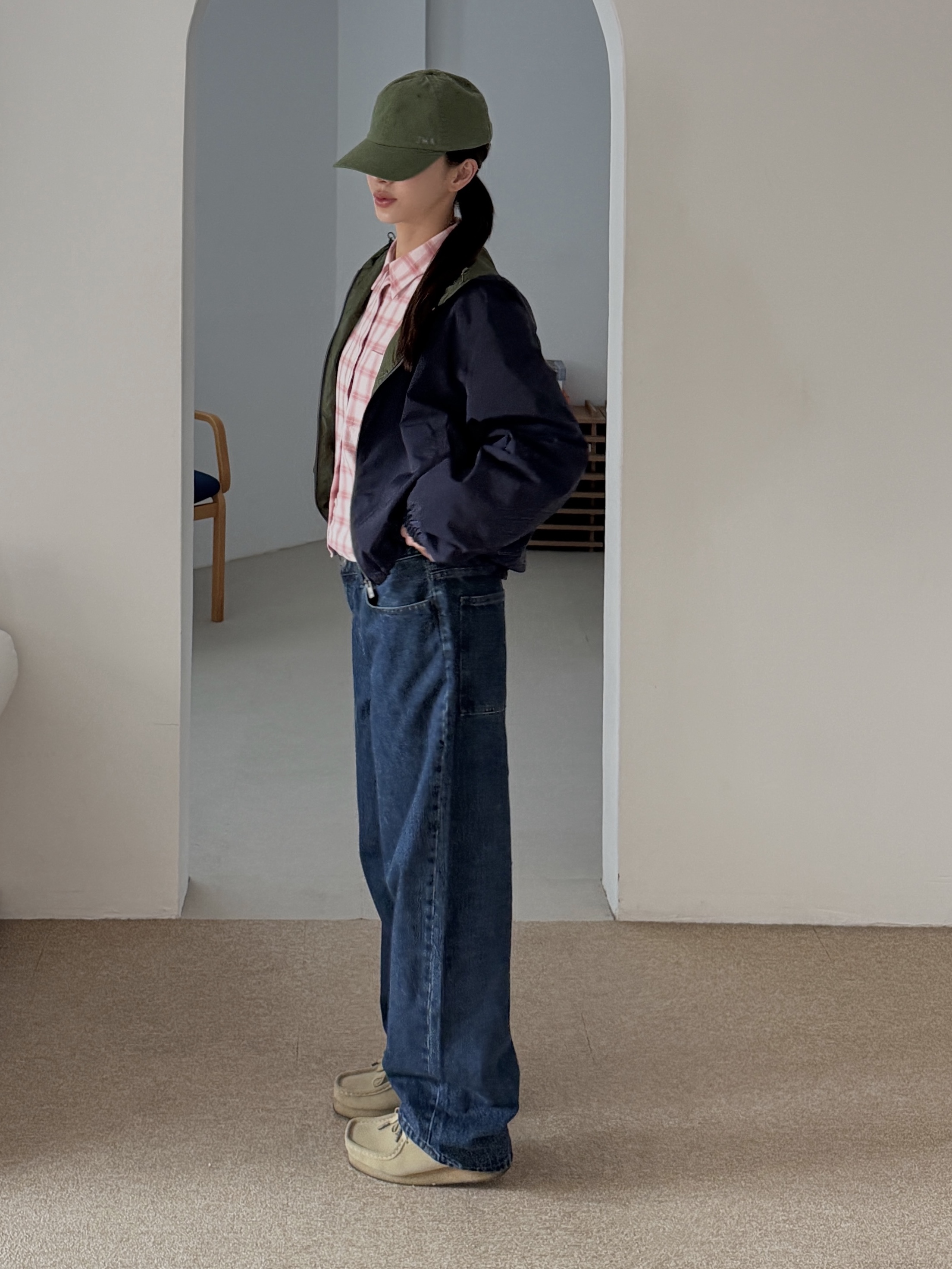 (W) Clarks Wallabee Maple Suede, Uniqlo x JW Anderson Baggy Jeans Blue 착용 스타일 - 3