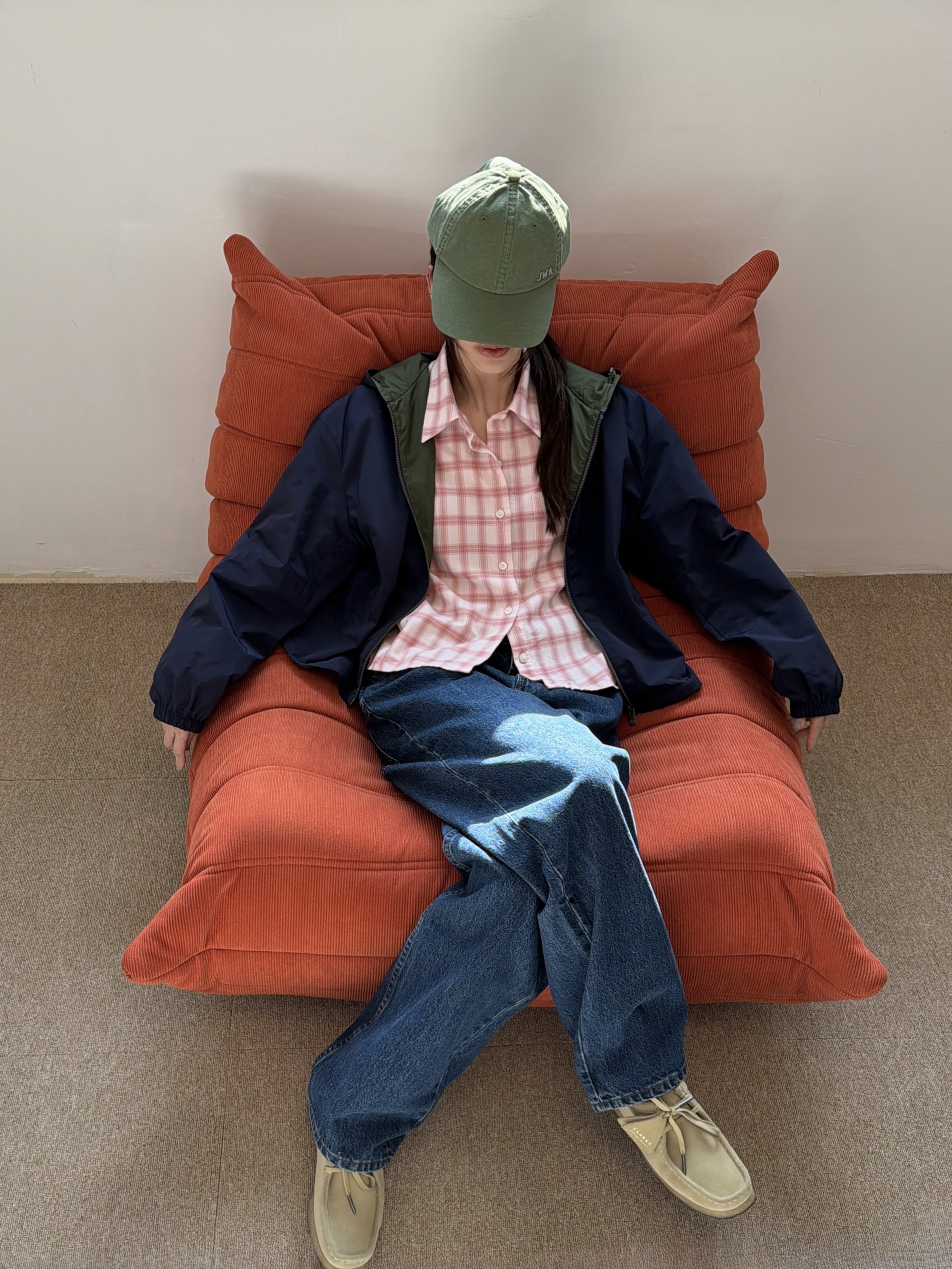 (W) Clarks Wallabee Maple Suede, Uniqlo x JW Anderson Baggy Jeans Blue 착용 스타일 - 10