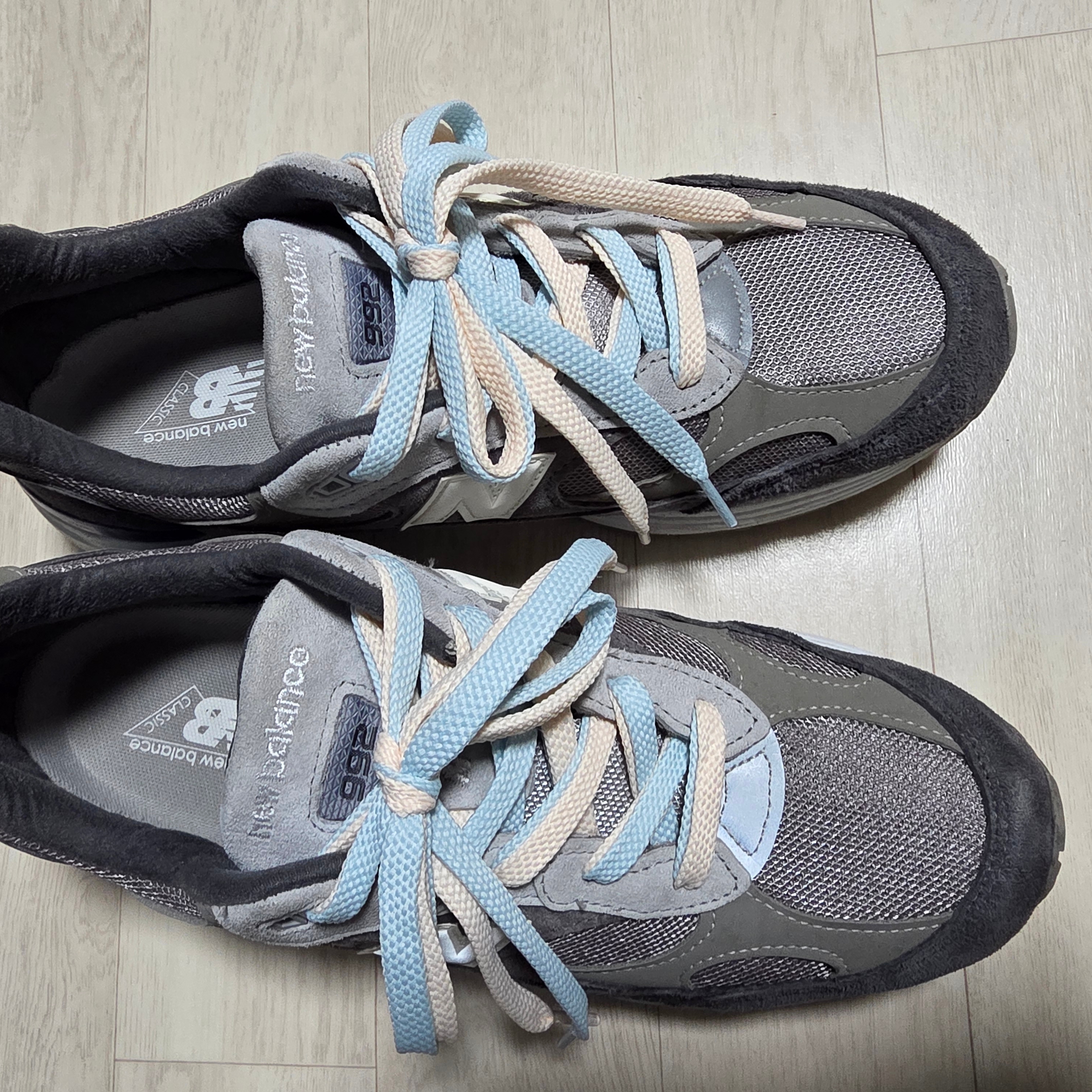 New Balance 992 Made in USA Grey Red Blue 착용 스타일 - 2